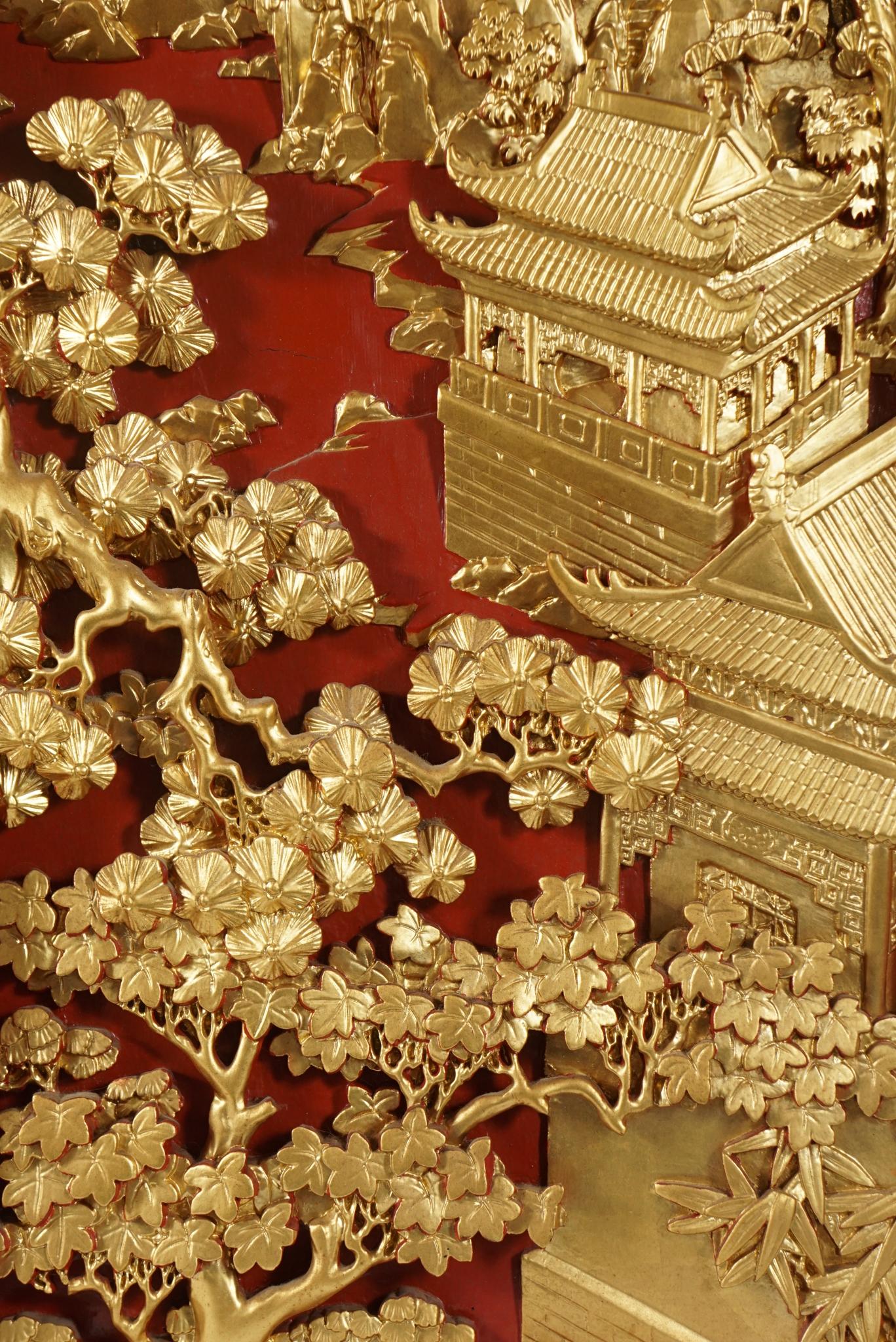 Vier chinesische geschnitzte:: lackierte und vergoldete Tafeln im Angebot 13