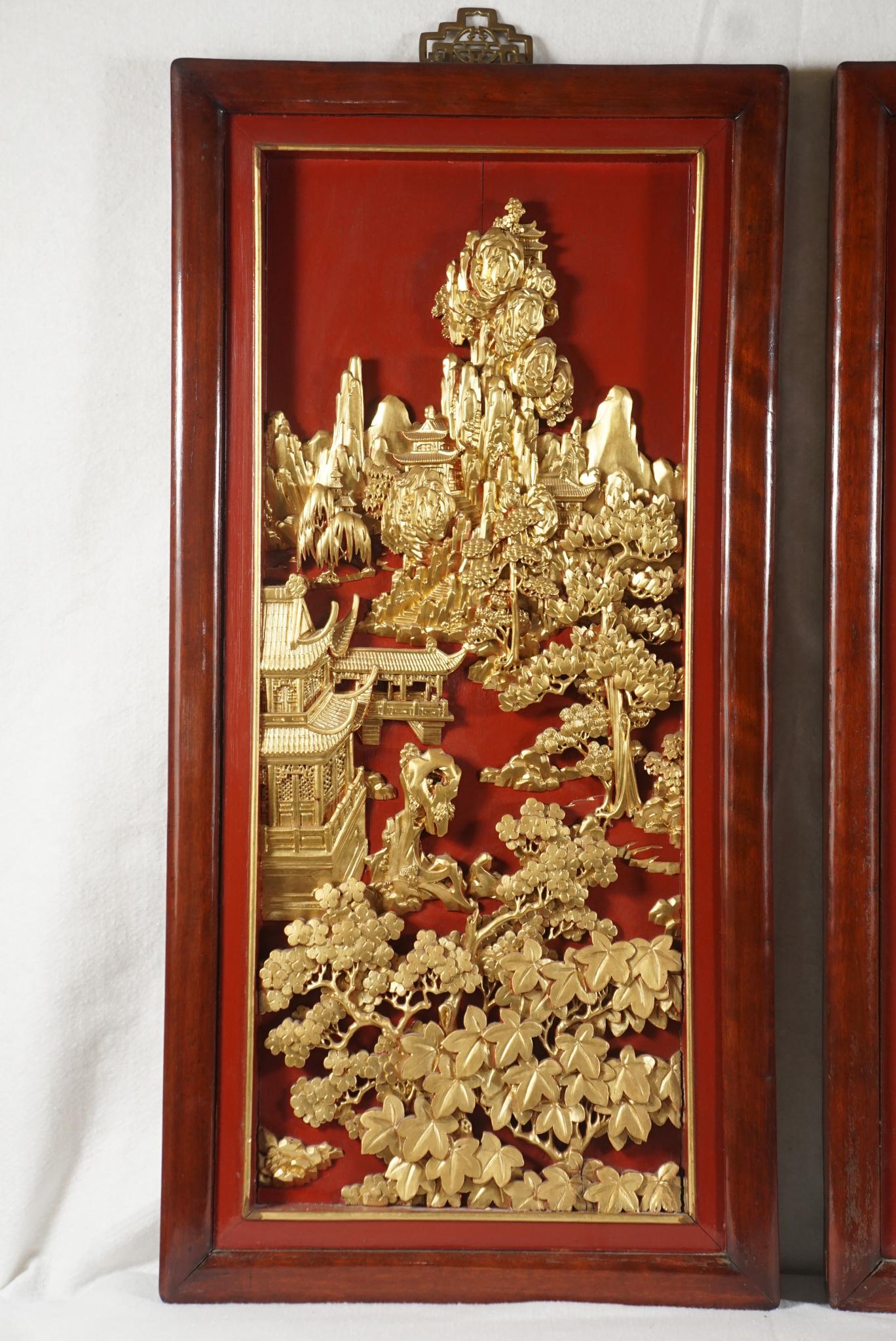 Vier chinesische geschnitzte:: lackierte und vergoldete Tafeln (Geschnitzt) im Angebot
