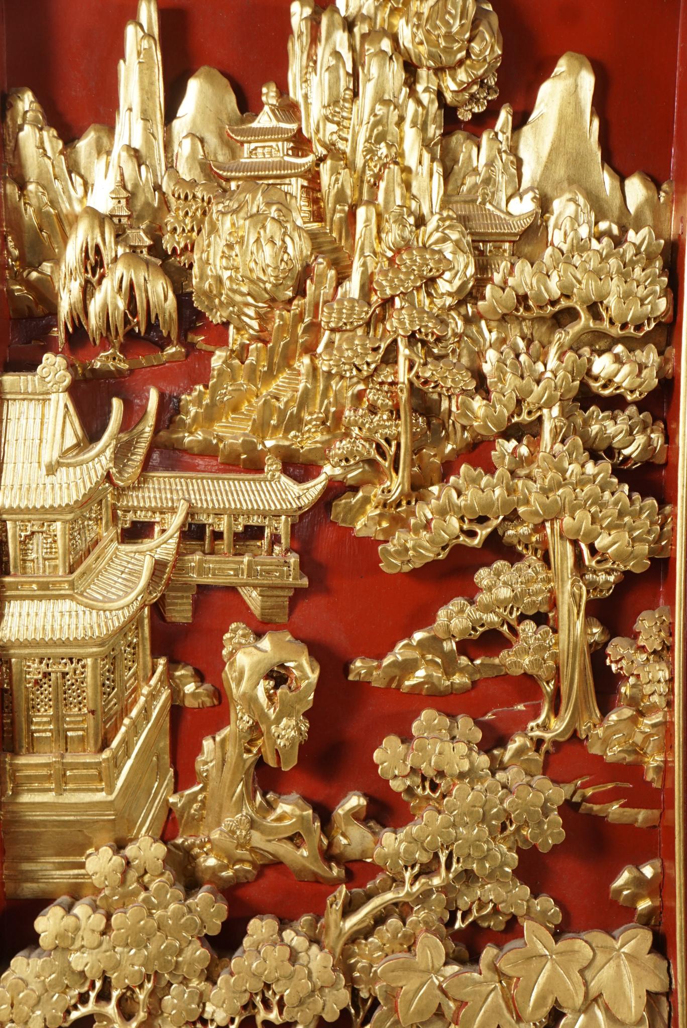 Vier chinesische geschnitzte:: lackierte und vergoldete Tafeln (Holz) im Angebot