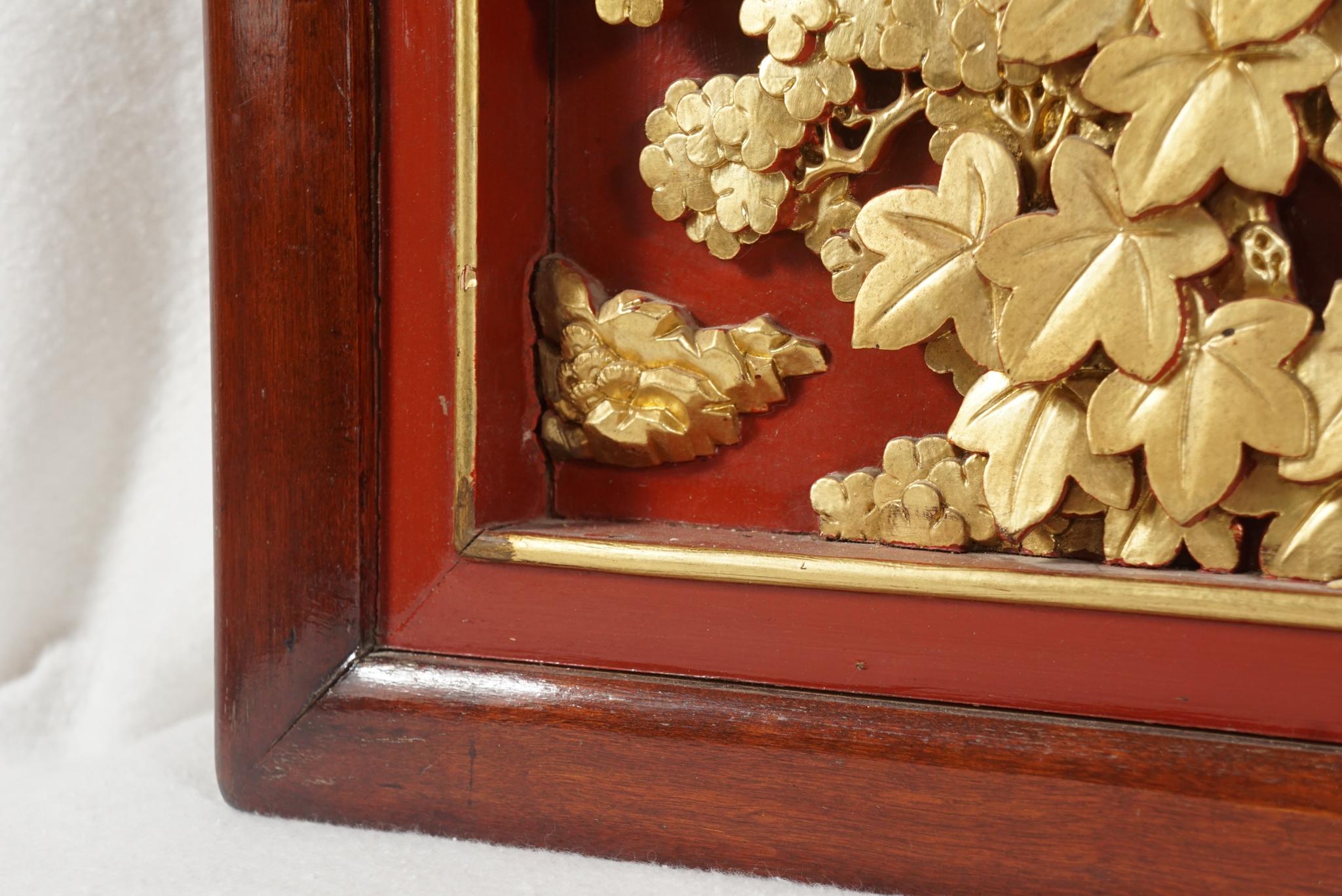Vier chinesische geschnitzte:: lackierte und vergoldete Tafeln im Angebot 2