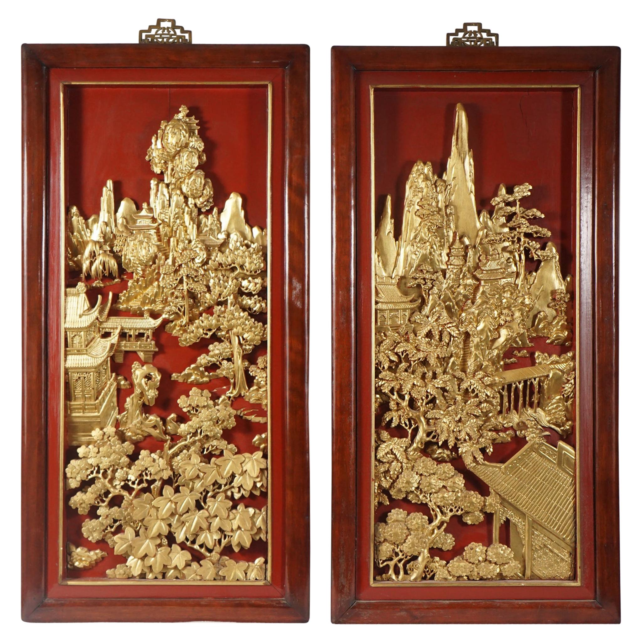 Vier chinesische geschnitzte:: lackierte und vergoldete Tafeln im Angebot