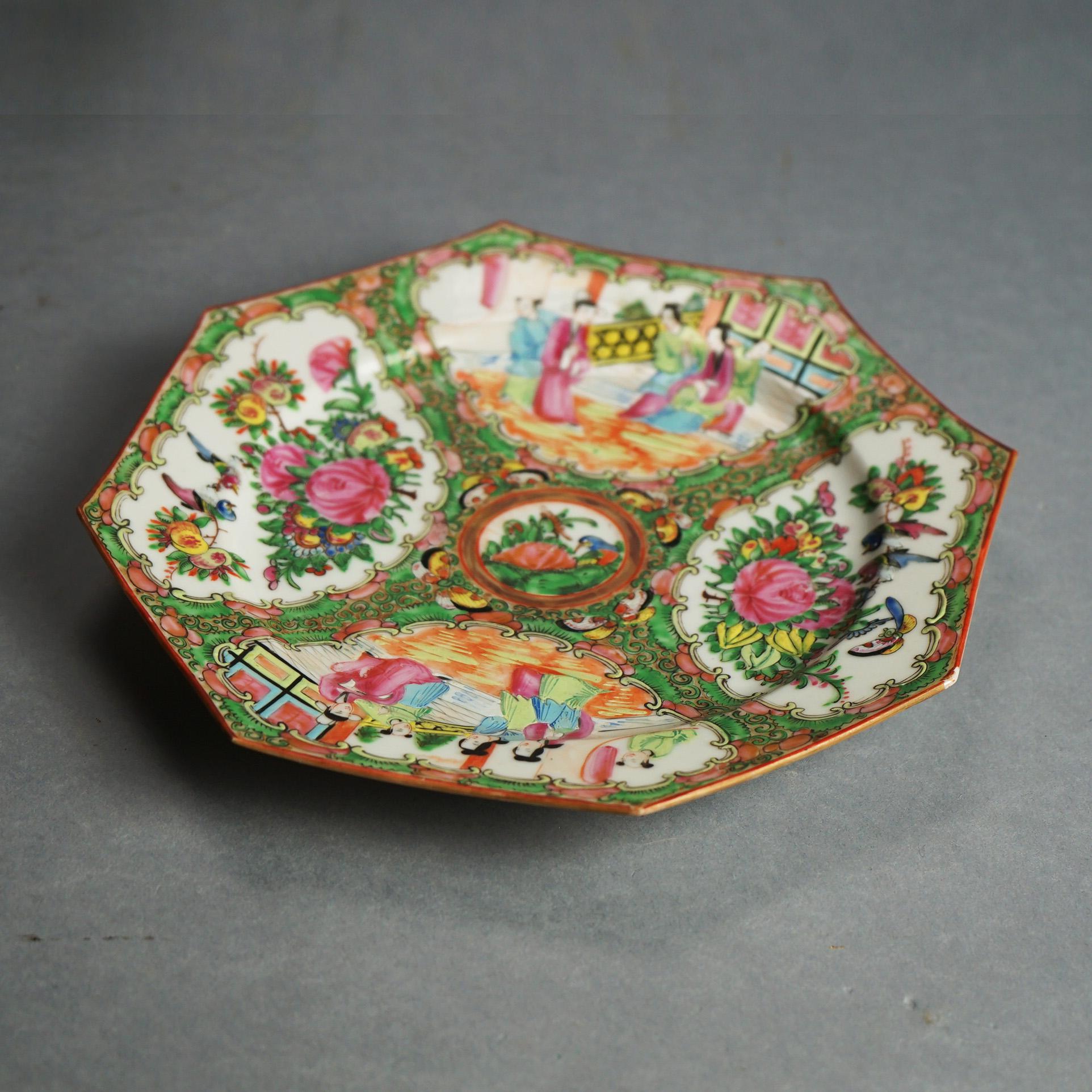 Quatre assiettes en porcelaine chinoises à médaillons de roses avec scènes de jardin et de genre vers 1920 en vente 3