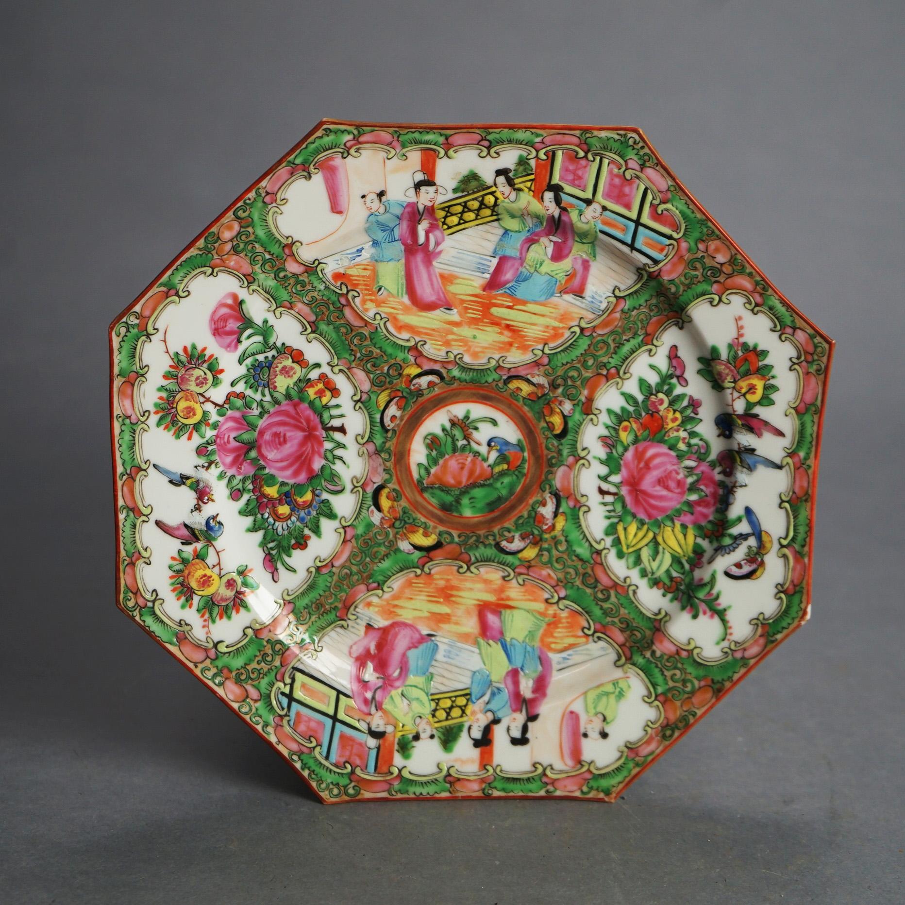 Asiatique Quatre assiettes en porcelaine chinoises à médaillons de roses avec scènes de jardin et de genre vers 1920 en vente