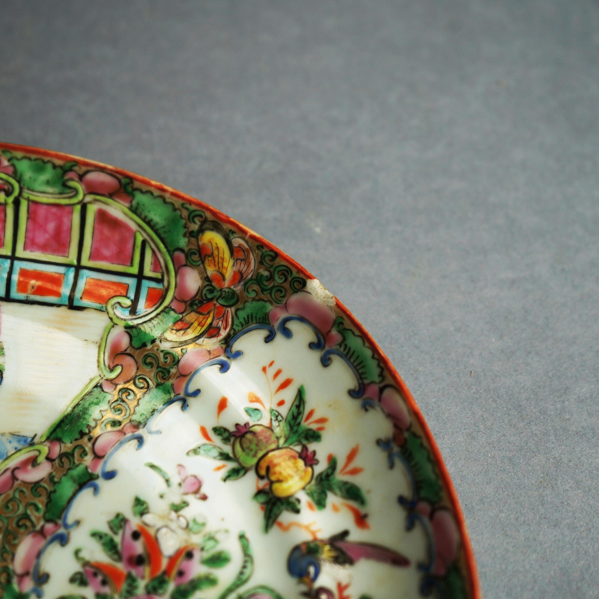 Émaillé Quatre assiettes en porcelaine chinoises à médaillons de roses avec scènes de jardin et de genre vers 1920 en vente