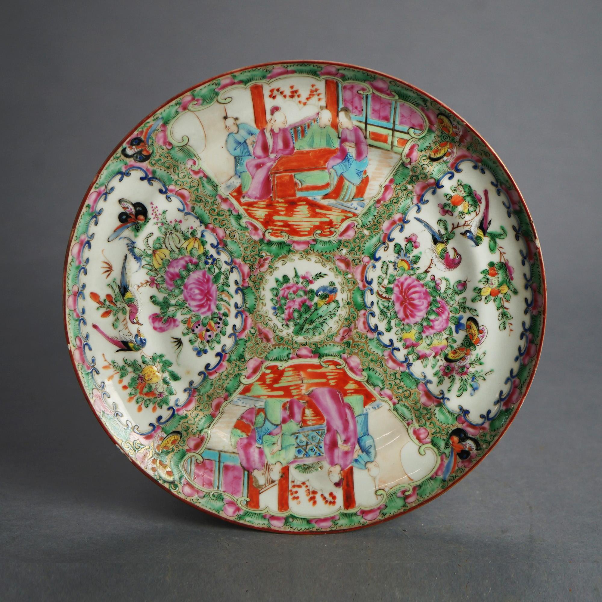 20ième siècle Quatre assiettes en porcelaine chinoises à médaillons de roses avec scènes de jardin et de genre vers 1920 en vente