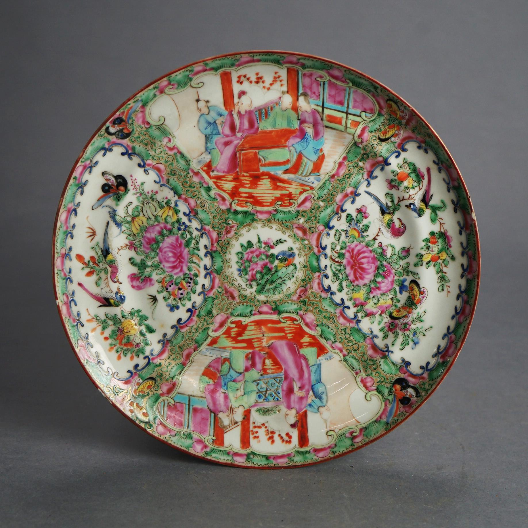 Porcelaine Quatre assiettes en porcelaine chinoises à médaillons de roses avec scènes de jardin et de genre vers 1920 en vente