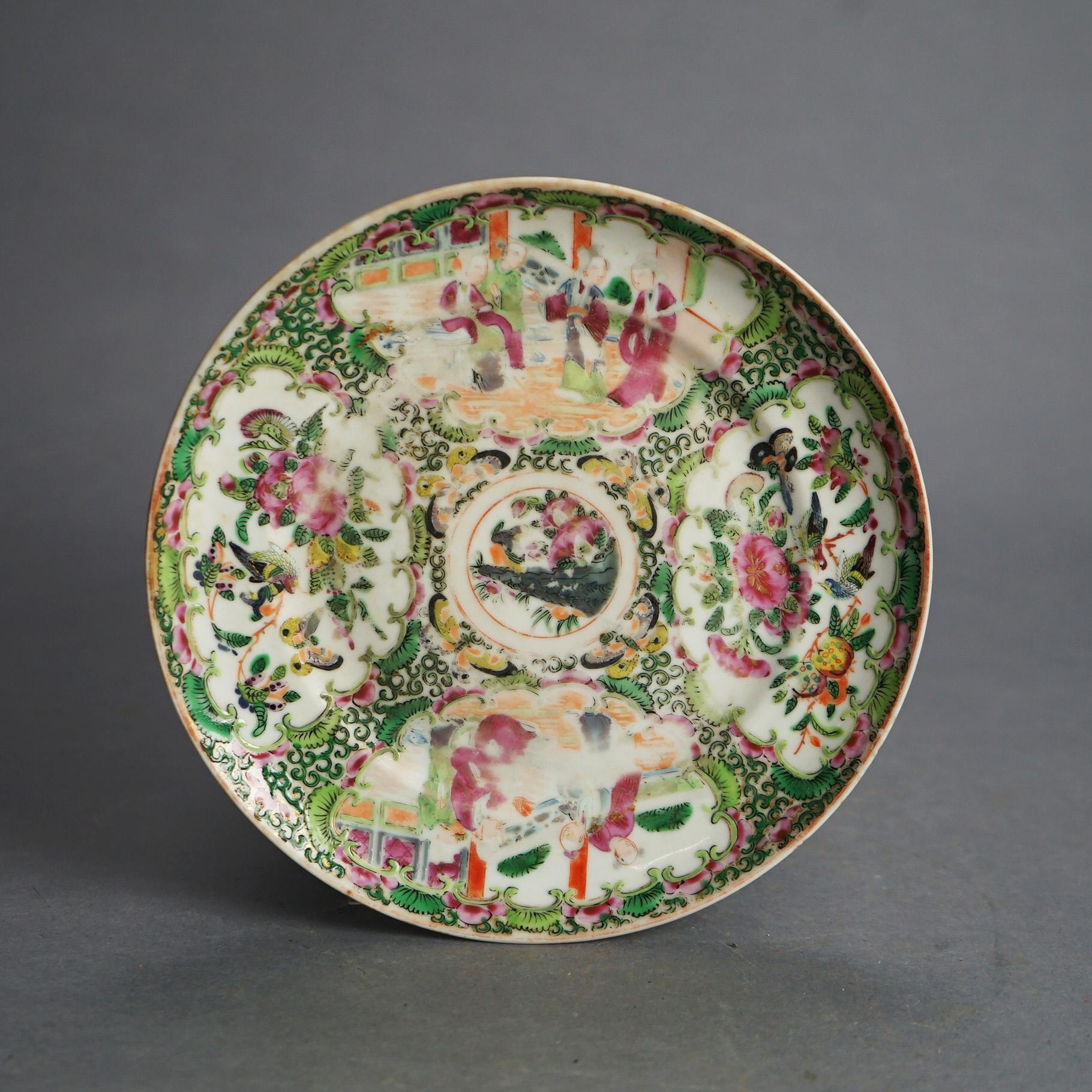 Quatre assiettes en porcelaine chinoises à médaillons de roses avec scènes de jardin et de genre vers 1920 en vente 1