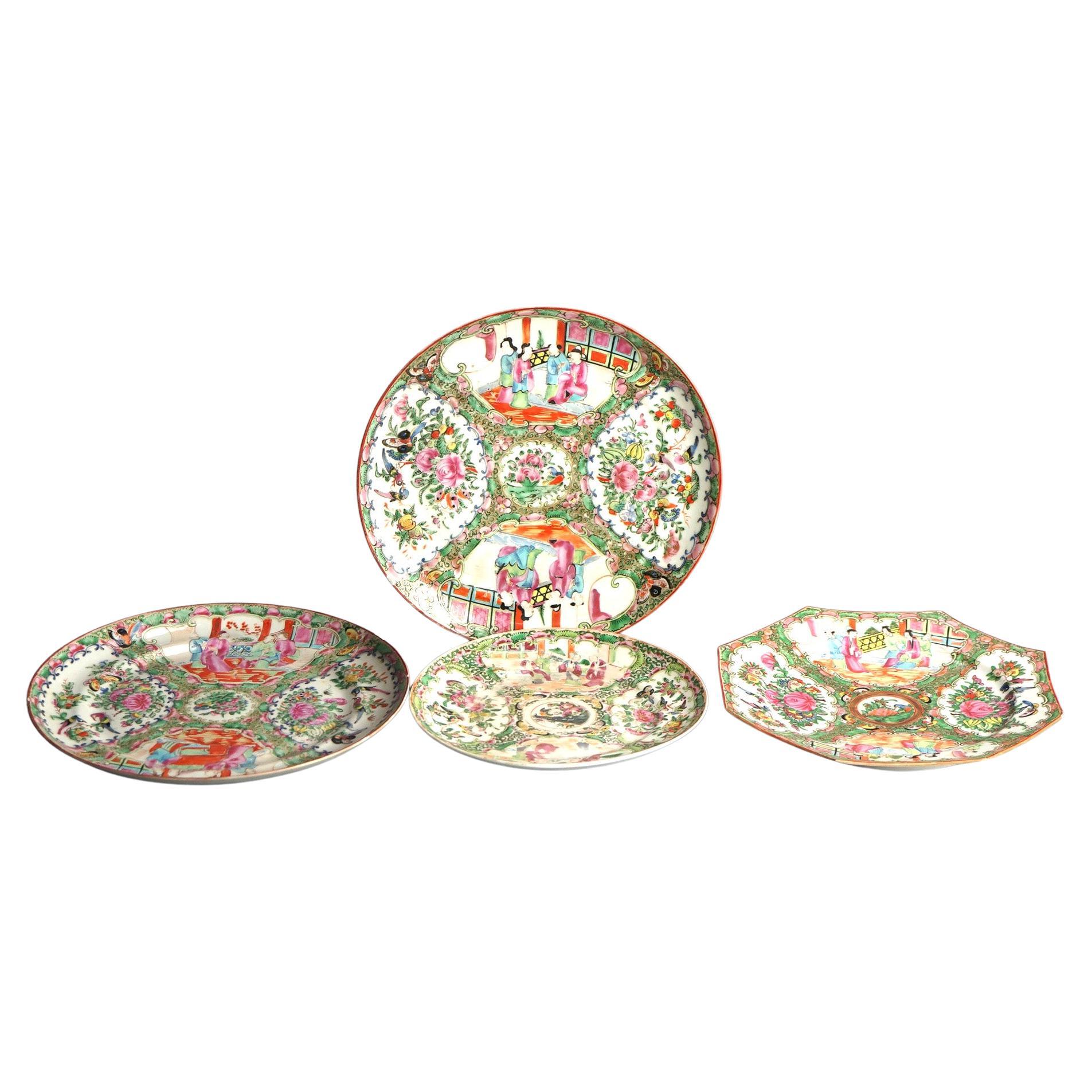 Quatre assiettes en porcelaine chinoises à médaillons de roses avec scènes de jardin et de genre vers 1920 en vente