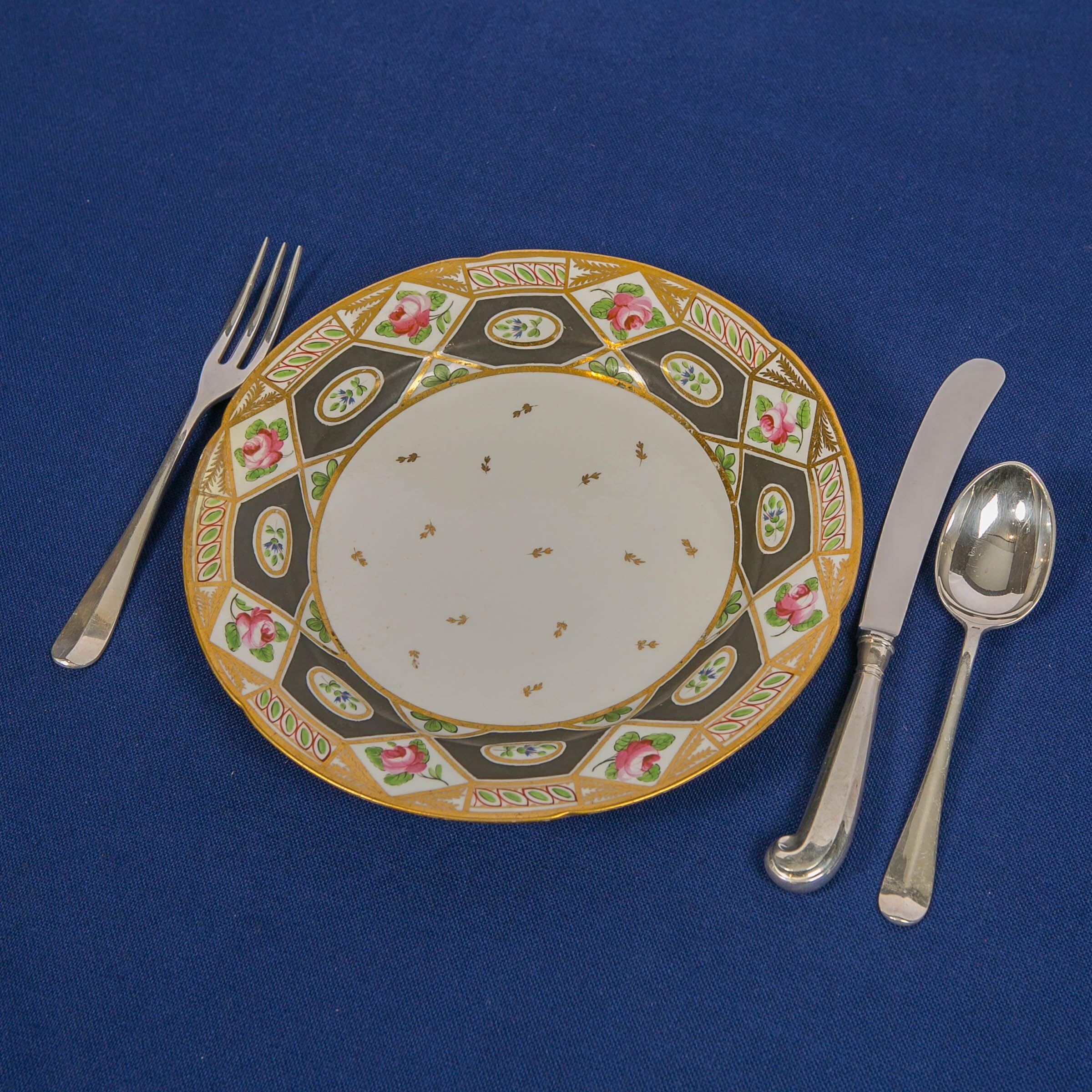 Peint à la main Ensemble de quatre plats anglais anciens fabriqués par Coalport, peints à la main, vers 1810 en vente