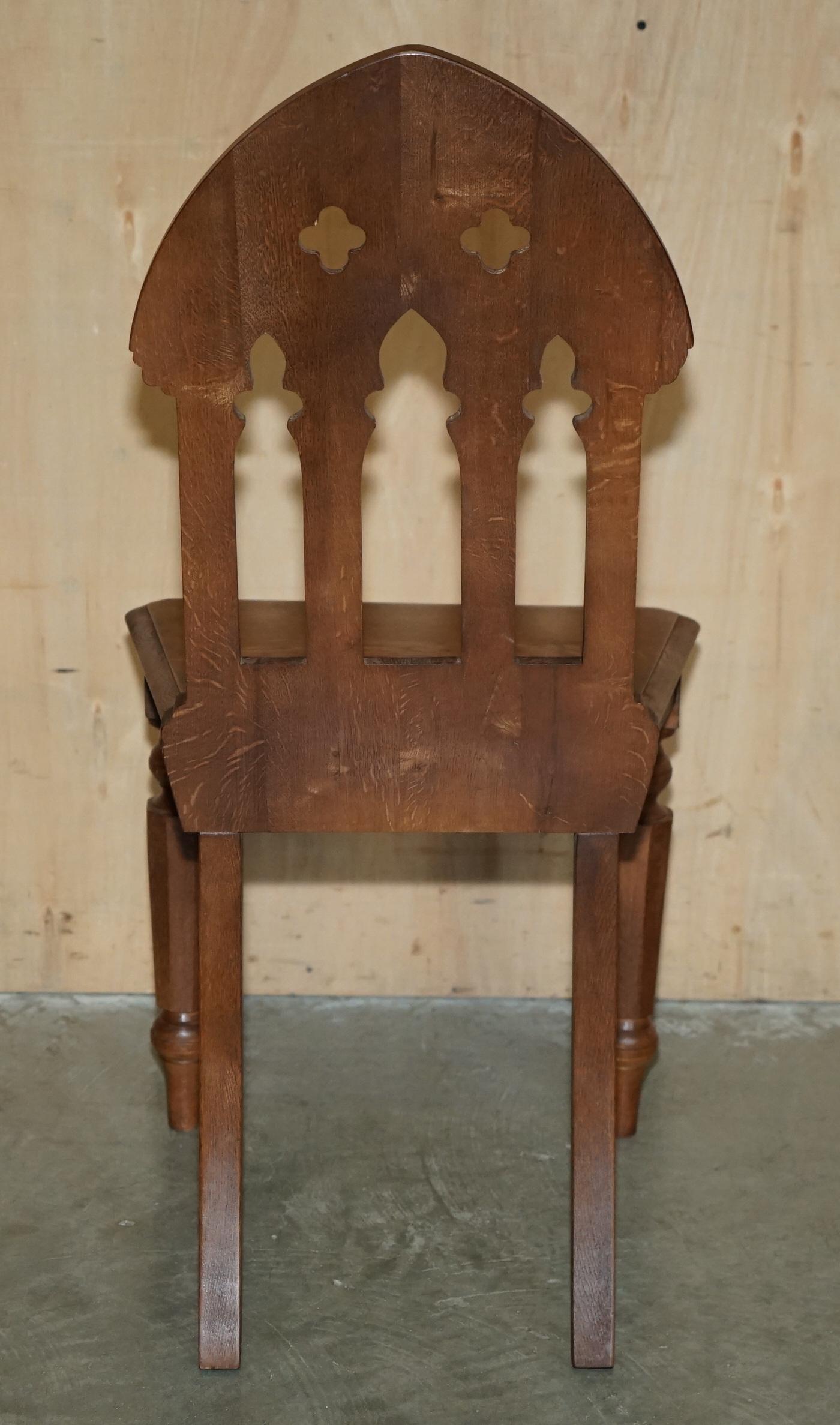 VIER CIRCA 1920 ENGLISCHE EICHE HANDGESCHNITZELT GOTHIC REVIVAL STEEPLE BACK HALL CHAIRS im Angebot 3
