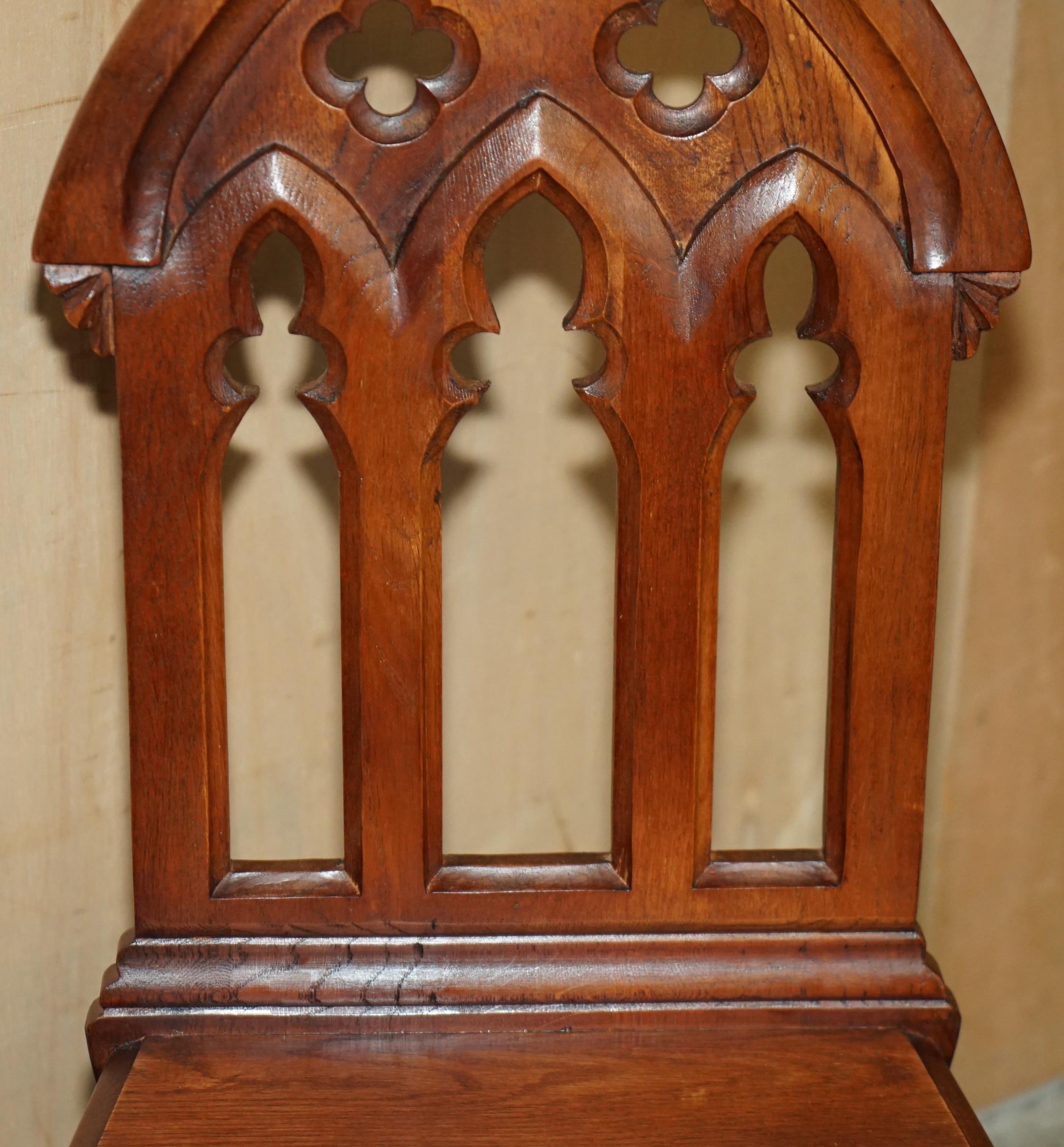 VIER CIRCA 1920 ENGLISCHE EICHE HANDGESCHNITZELT GOTHIC REVIVAL STEEPLE BACK HALL CHAIRS im Angebot 7