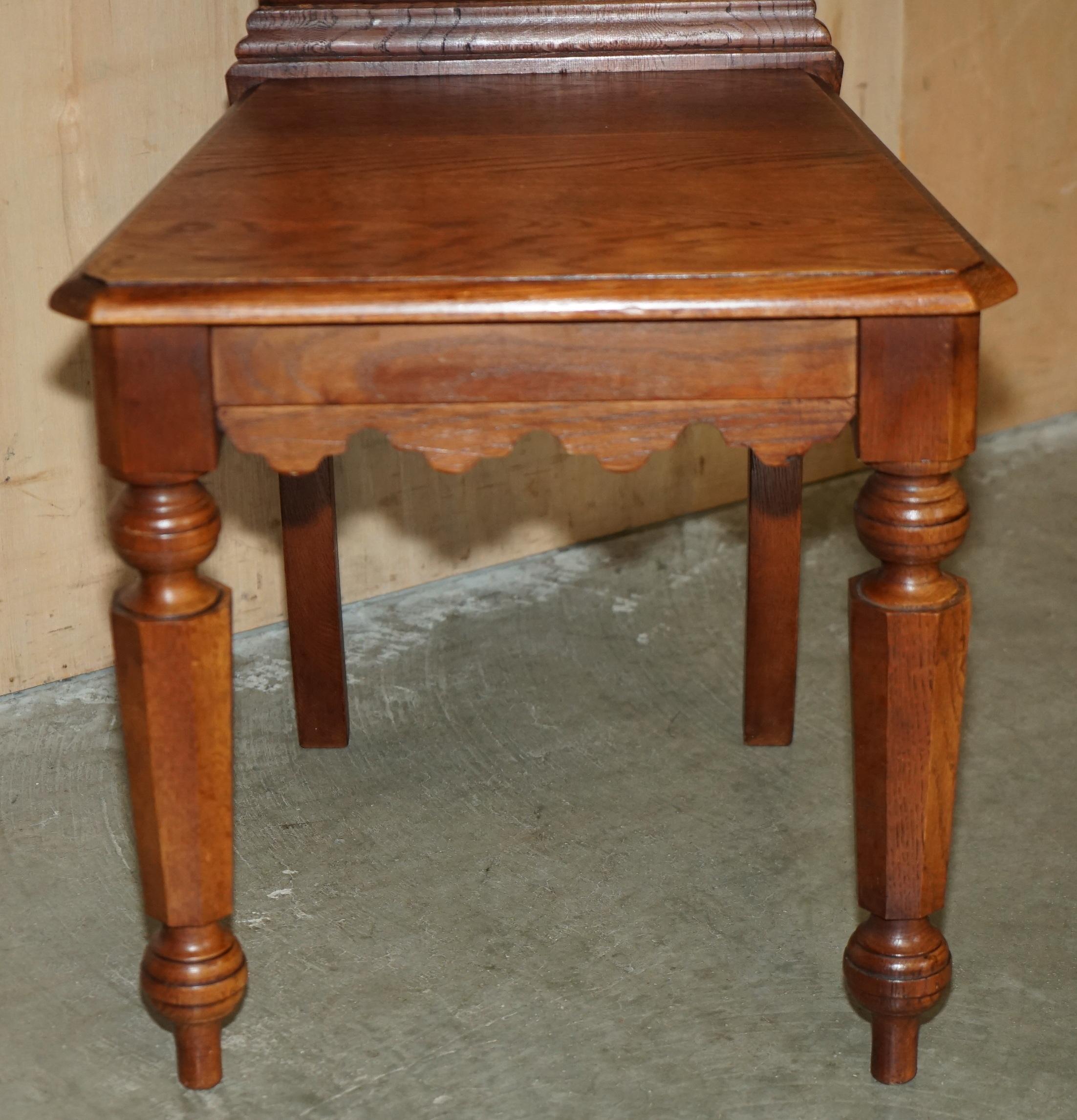 VIER CIRCA 1920 ENGLISCHE EICHE HANDGESCHNITZELT GOTHIC REVIVAL STEEPLE BACK HALL CHAIRS im Angebot 8