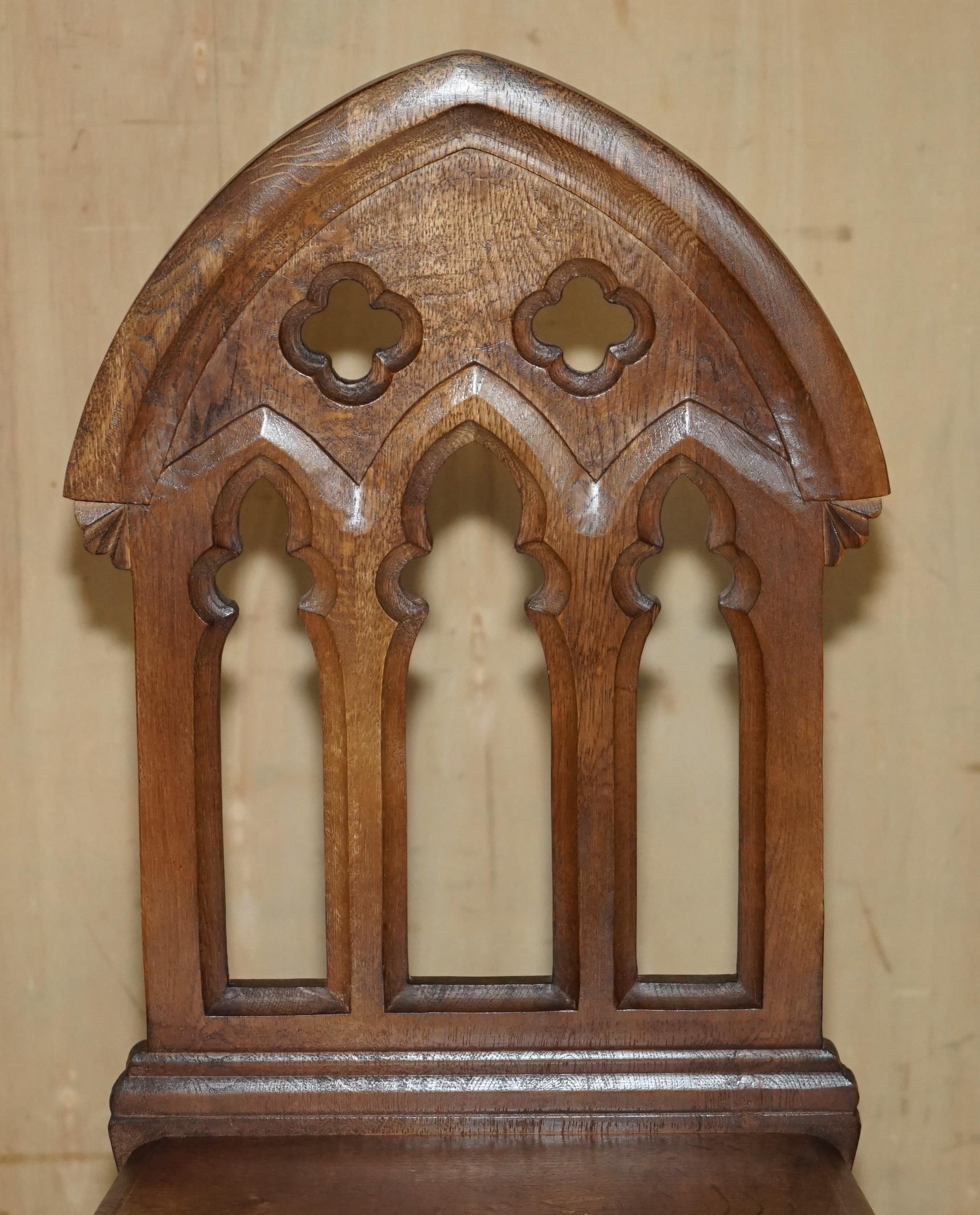 VIER CIRCA 1920 ENGLISCHE EICHE HANDGESCHNITZELT GOTHIC REVIVAL STEEPLE BACK HALL CHAIRS im Angebot 11