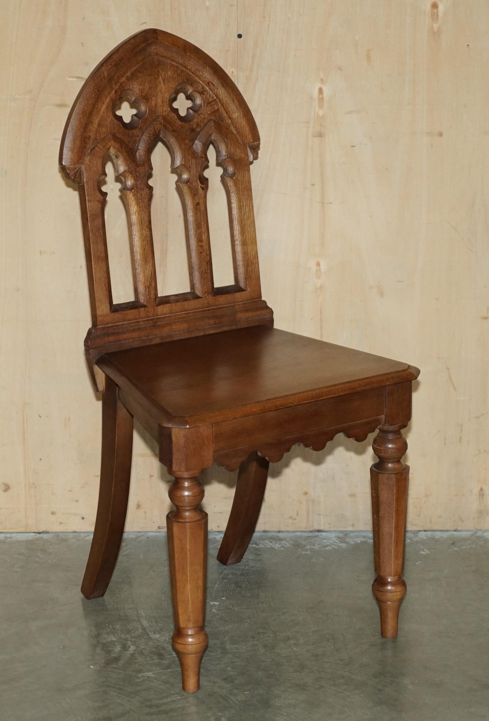 Royal House Antiques

Royal House Antiques ist erfreut, diese atemberaubende Suite von vier circa 1920's englische Eiche handgeschnitzt gotische Halle Stühle mit Steeple oben zurück ruht zum Verkauf anbieten 

Bitte beachten Sie die Lieferkosten