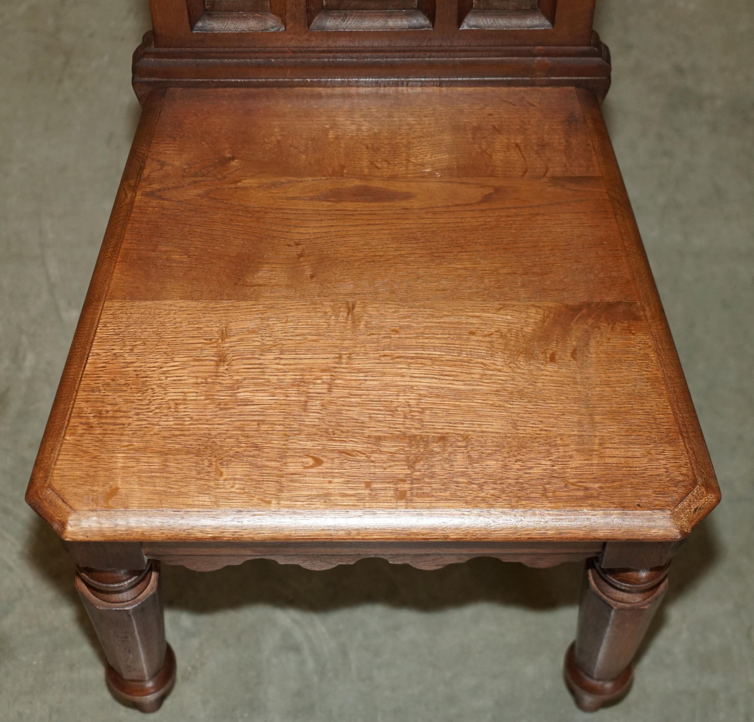 VIER CIRCA 1920 ENGLISCHE EICHE HANDGESCHNITZELT GOTHIC REVIVAL STEEPLE BACK HALL CHAIRS im Angebot 12
