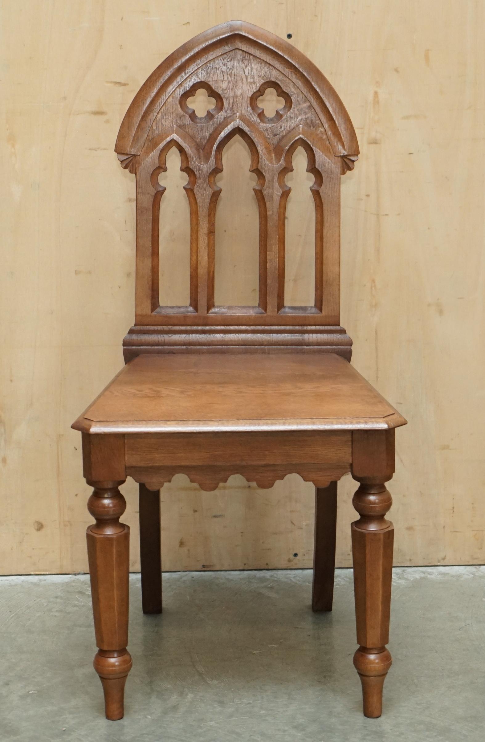 VIER CIRCA 1920 ENGLISCHE EICHE HANDGESCHNITZELT GOTHIC REVIVAL STEEPLE BACK HALL CHAIRS (Art déco) im Angebot