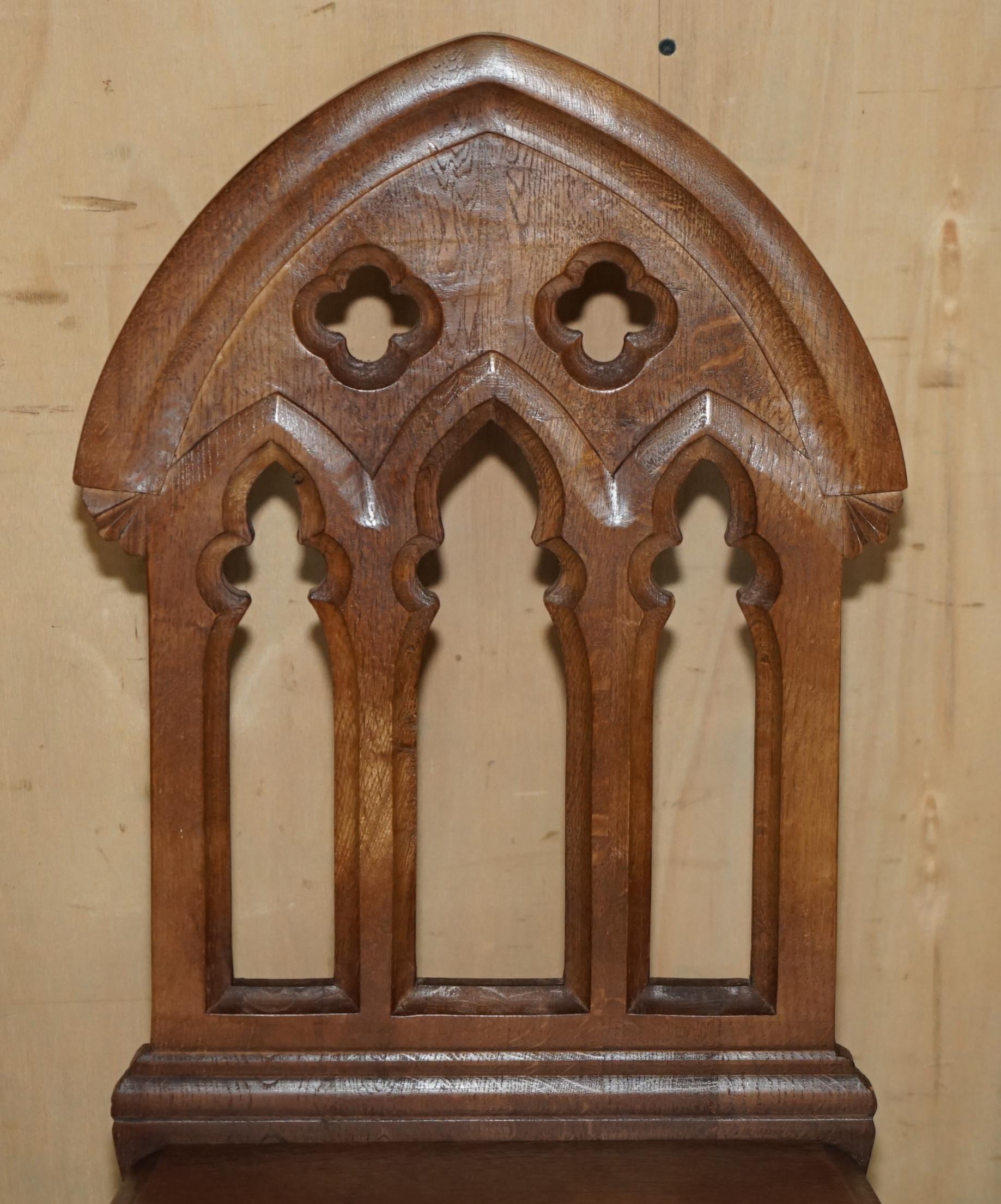 VIER CIRCA 1920 ENGLISCHE EICHE HANDGESCHNITZELT GOTHIC REVIVAL STEEPLE BACK HALL CHAIRS (Englisch) im Angebot
