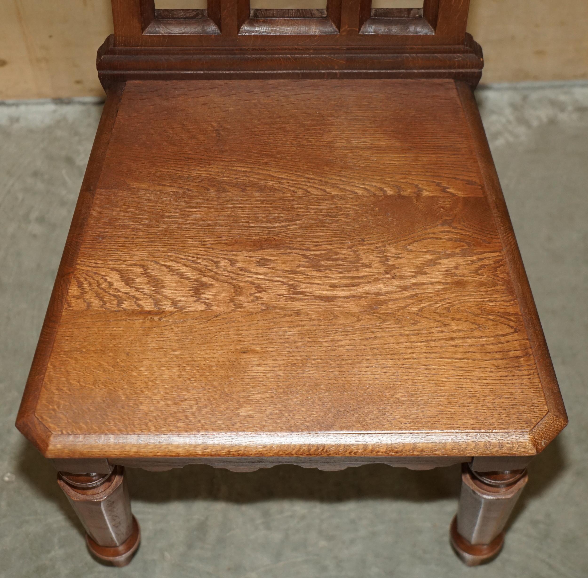 VIER CIRCA 1920 ENGLISCHE EICHE HANDGESCHNITZELT GOTHIC REVIVAL STEEPLE BACK HALL CHAIRS (Handgefertigt) im Angebot