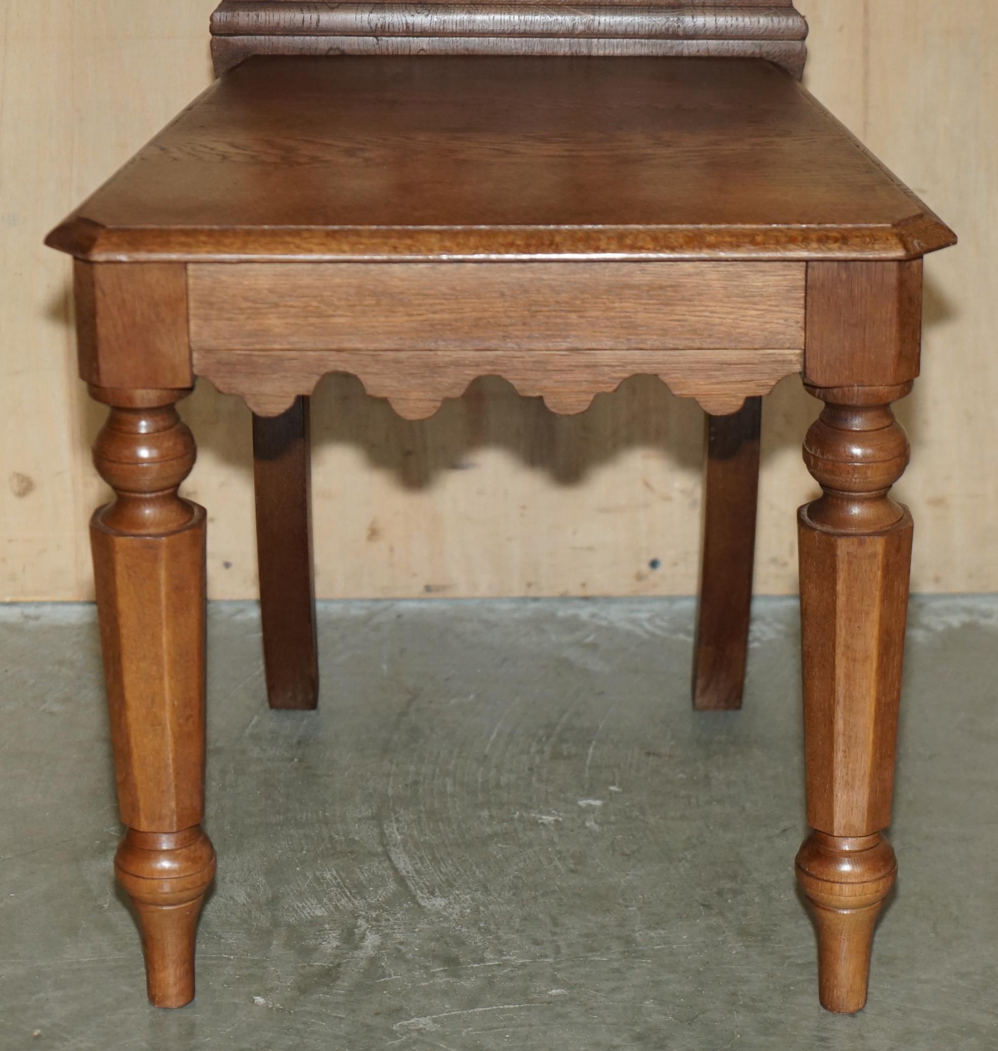 VIER CIRCA 1920 ENGLISCHE EICHE HANDGESCHNITZELT GOTHIC REVIVAL STEEPLE BACK HALL CHAIRS (Frühes 20. Jahrhundert) im Angebot