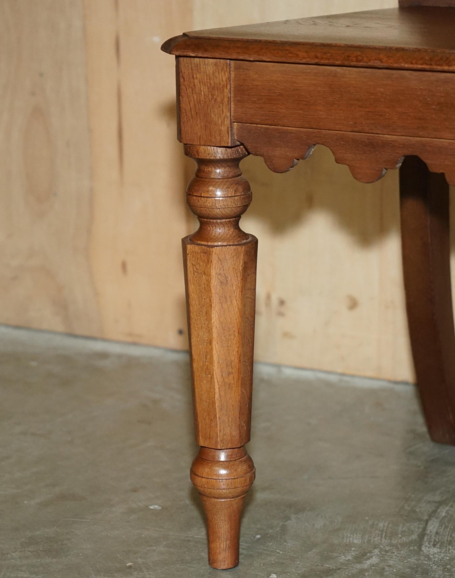 VIER CIRCA 1920 ENGLISCHE EICHE HANDGESCHNITZELT GOTHIC REVIVAL STEEPLE BACK HALL CHAIRS (Eichenholz) im Angebot