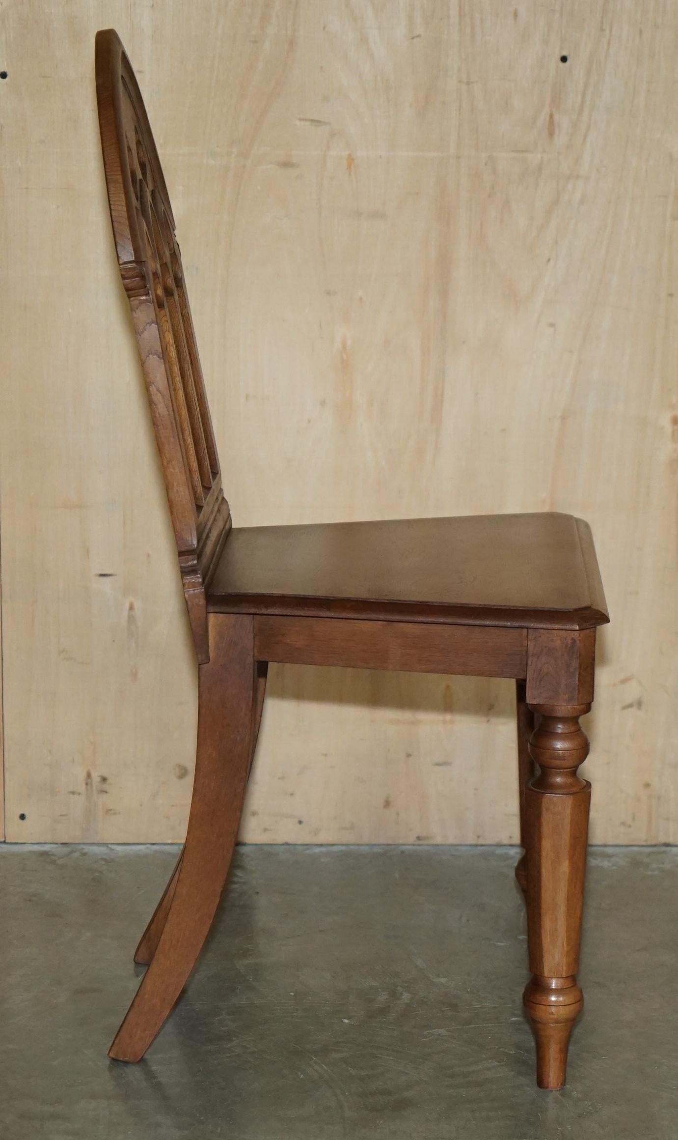VIER CIRCA 1920 ENGLISCHE EICHE HANDGESCHNITZELT GOTHIC REVIVAL STEEPLE BACK HALL CHAIRS im Angebot 1