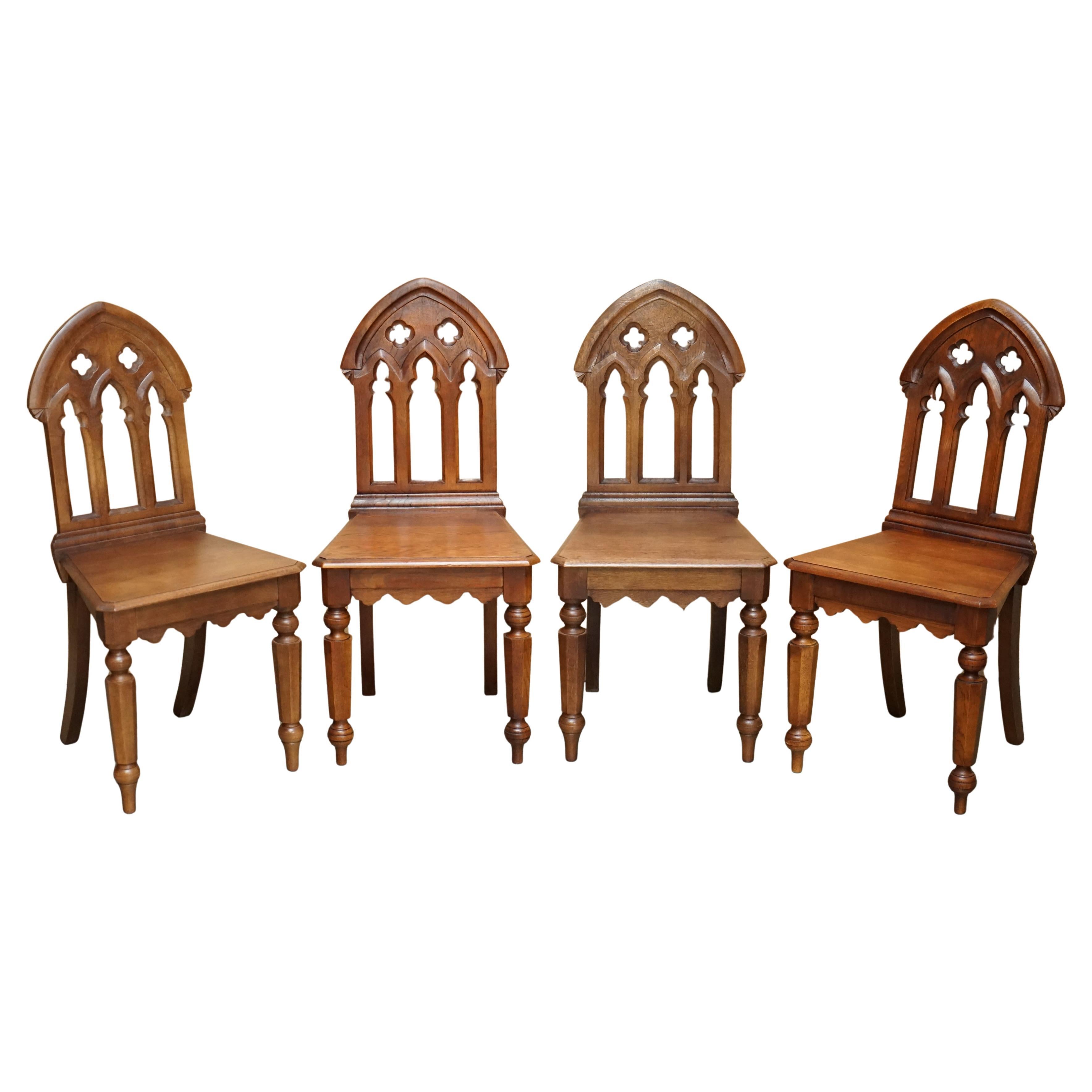 QUATRE CHAISES DE HALL CIRCA 1920 EN CHÊNE ANGLAIS Taillé à la main, DE TYPE RÉVOLUTIONNAIRE GOTHIQUE.