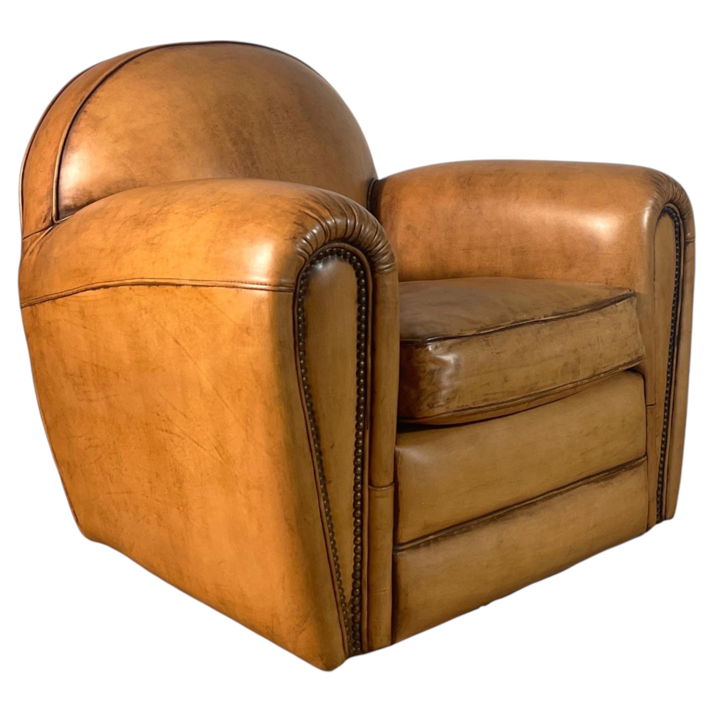 Deux chaises classiques en cuir de style Art déco avec garniture en tête de clou et base pivotante.