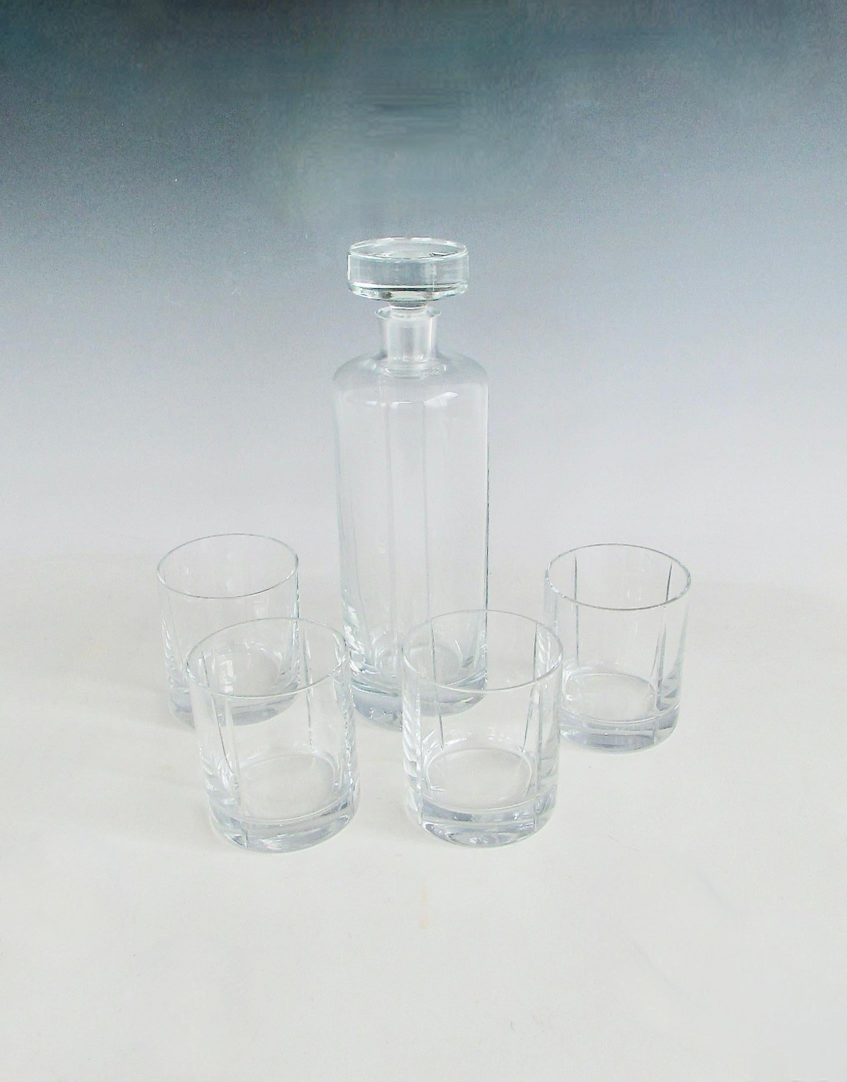 Four  classic whiskey rocks glasses with matching decanter In Good Condition For Sale In Ferndale, MI