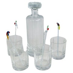 Cuatro  vasos clásicos de whisky con hielo y decantador a juego