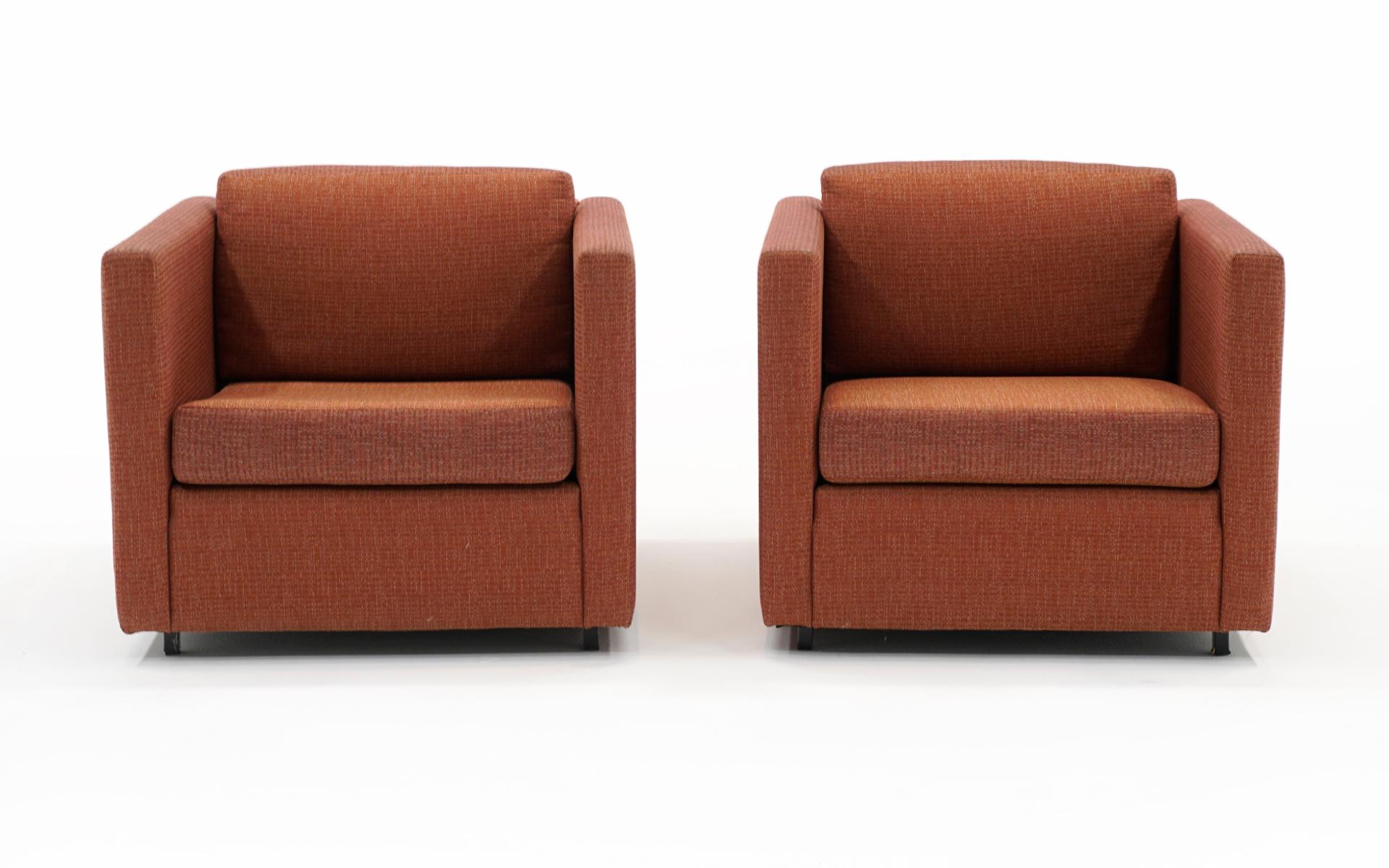 Ensemble assorti de quatre chaises longues carrées à bras pairs, conçu par Charles Pfister et fabriqué par Knoll. Nous avons fixé le prix de ces articles pour les rembourrer, mais ils peuvent être utilisés tels quels. Ils ont été retapissés dans le