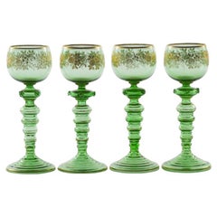 Vier kontinentale, gravierte, vergoldete, grüne Glasböcke, Gläser, um 1900