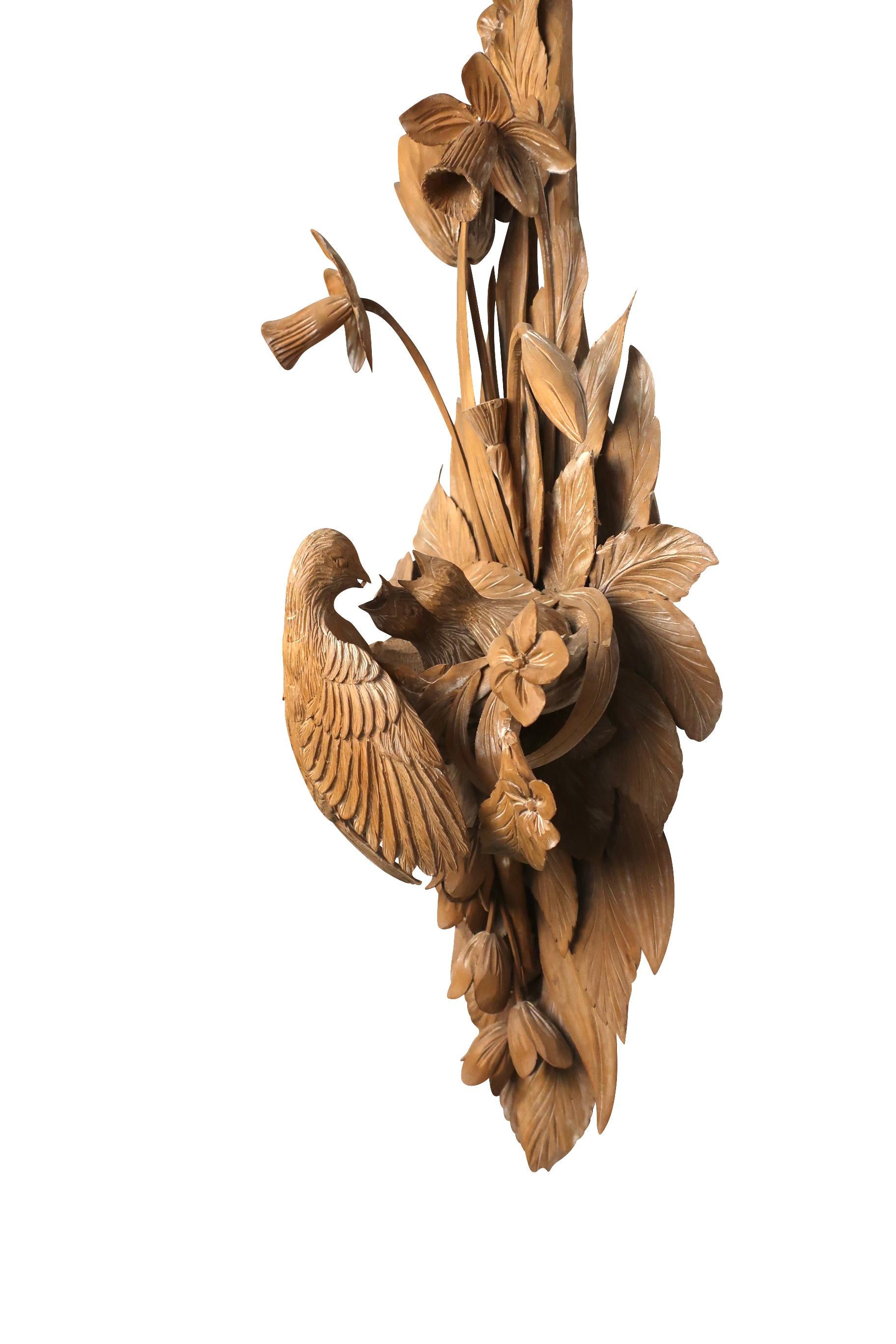 Sculpté à la main Quatre panneaux en bois sculptés continentaux des « Quatre saisons » avec cintres en forme de ruban en vente
