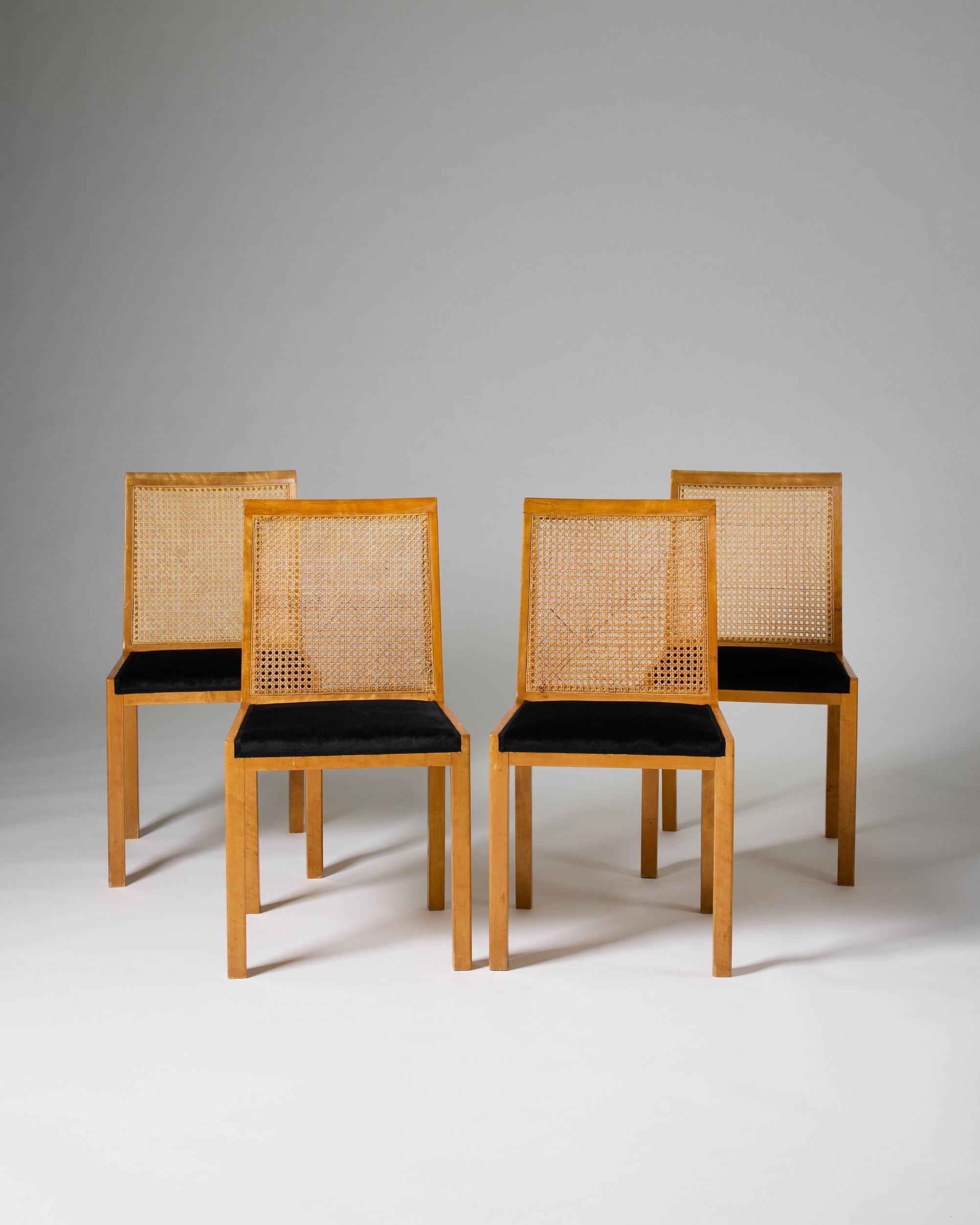 Ein Satz von vier Stühlen Modell 'Corall', entworfen von Axel Einar Hjorth für Nordiska Kompaniet, Schweden
1937

Birke, Rattan, gepolsterter Sitz aus Samt.
Etikettiert.

Diese vier Corall