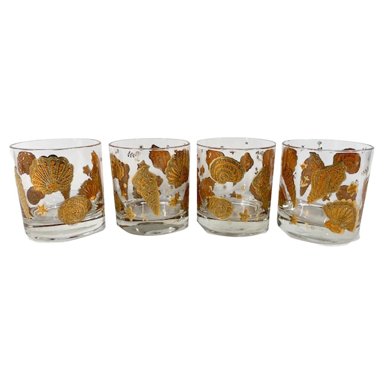 Vier Würfelgläser aus Glaswaren mit Gold- und Orangemarin-Muster