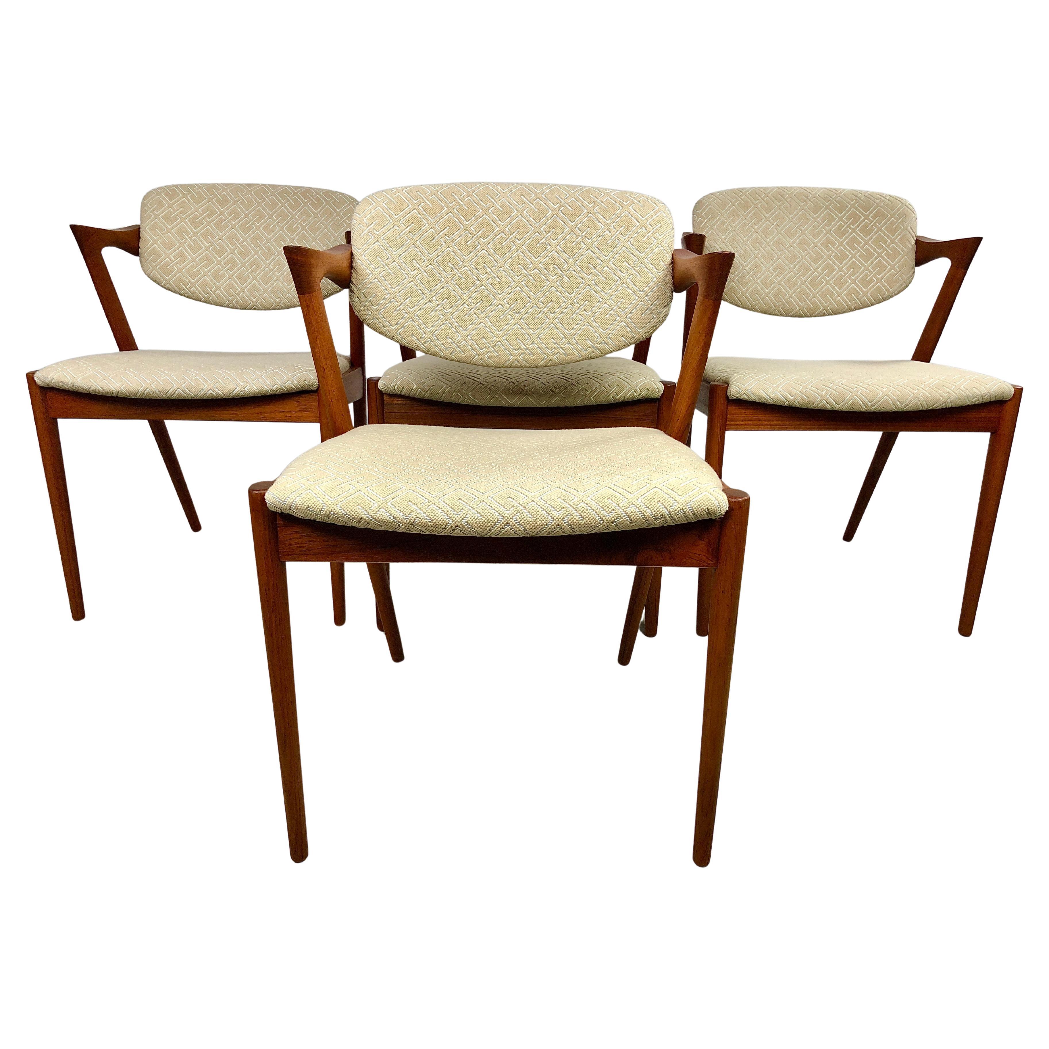 Quatre chaises de salle à manger personnalisables Kai Kristiansen en teck en excellent état en vente