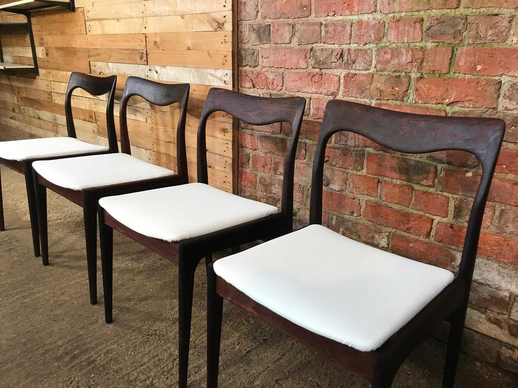 Vier Weinlese  1960 Retro Danish Moller Chairs Neu gepolstert in weißem Leder im Zustand „Gut“ im Angebot in Markington, GB