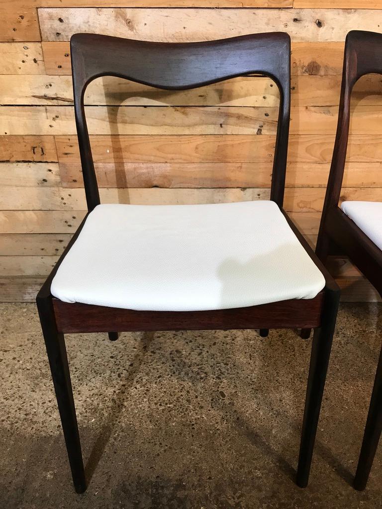 Vier Weinlese  1960 Retro Danish Moller Chairs Neu gepolstert in weißem Leder im Angebot 3
