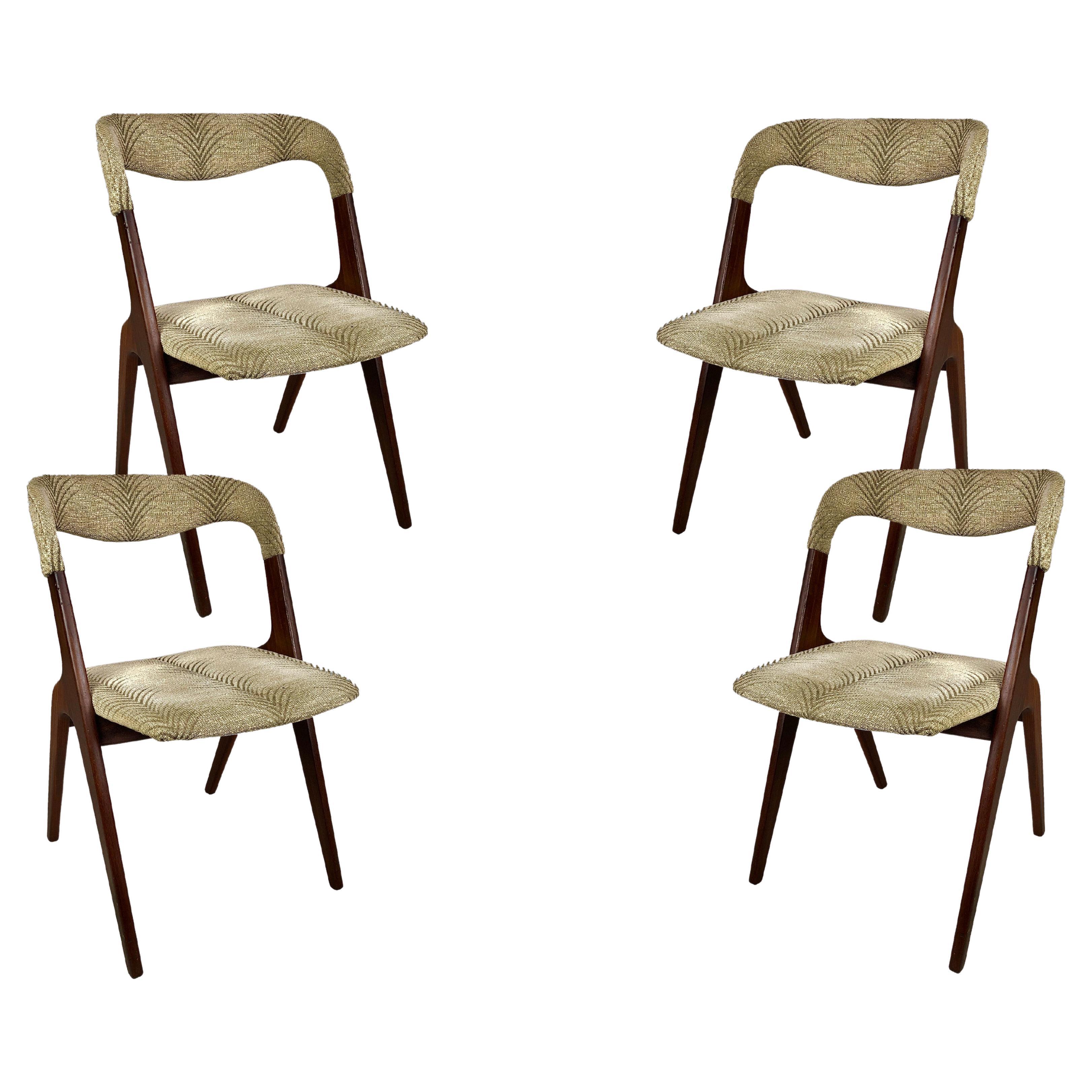 Quatre chaises de salle à manger danoises en teck de Johannes Andersen par Vamo