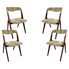 Quatre chaises de salle à manger danoises en teck de Johannes Andersen par Vamo