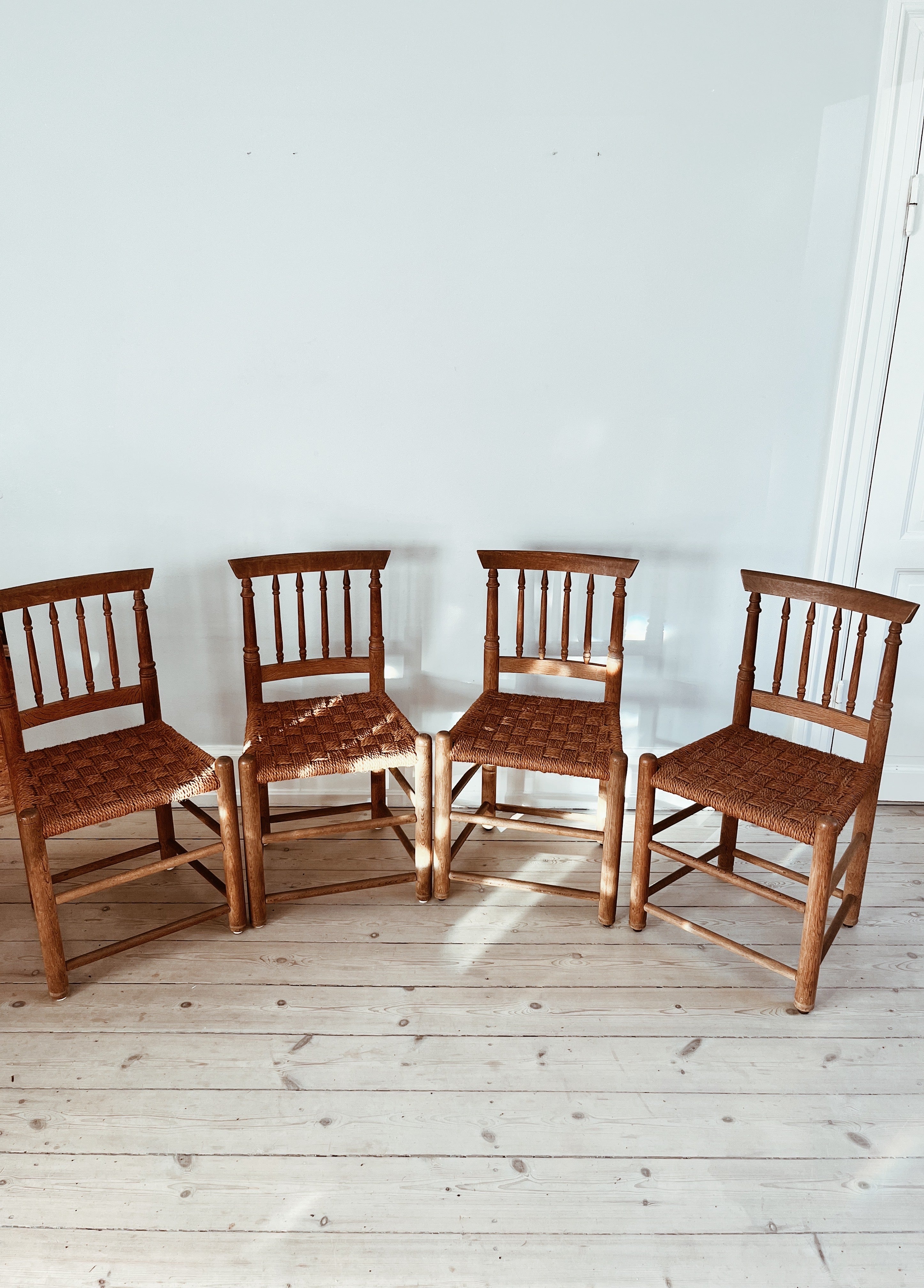 Quattro sedie da tavolo danesi in vimini degli anni 1950/1960 circa. In Oak. 

Tutte le sedie sono realizzate da un falegname locale sull'isola danese di Fanø. 

Tutte le sedie hanno intagli unici e decorativi e bellissime sedute in vimini. 

Ottime