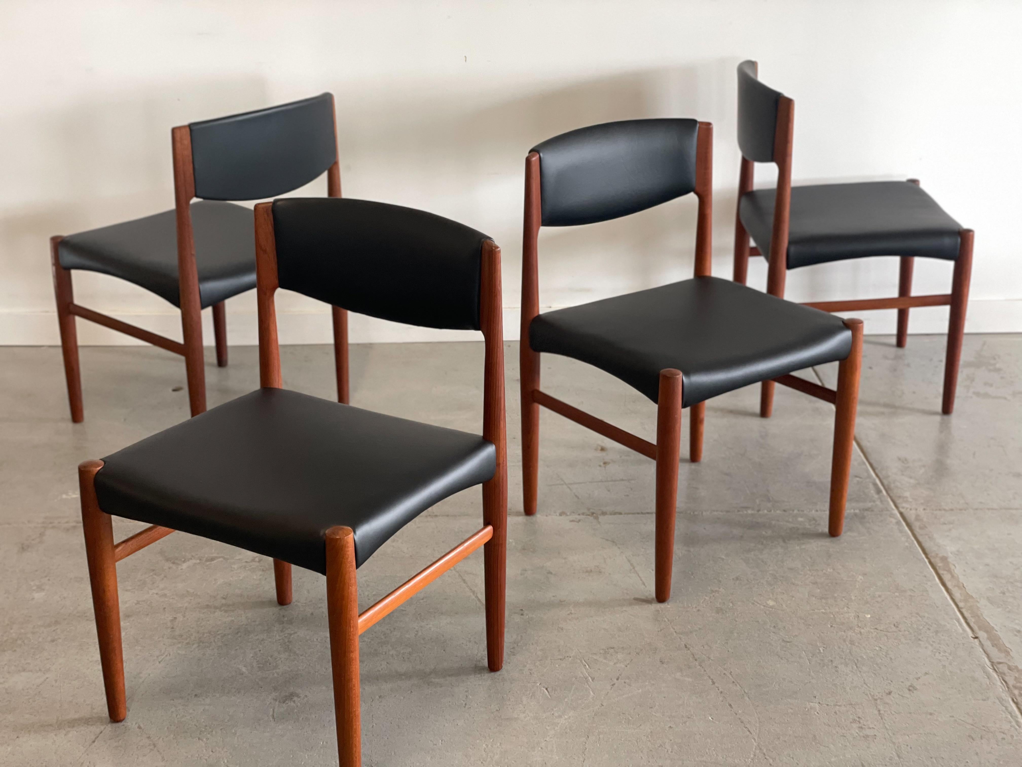 Ensemble de quatre chaises de salle à manger en teck danois fraîchement rembourrées par Glostrup Mobelfabrik. Un design simple qui présente des détails subtils - un dossier joliment formé et des sièges à caisson légèrement incurvés. Mesure 19