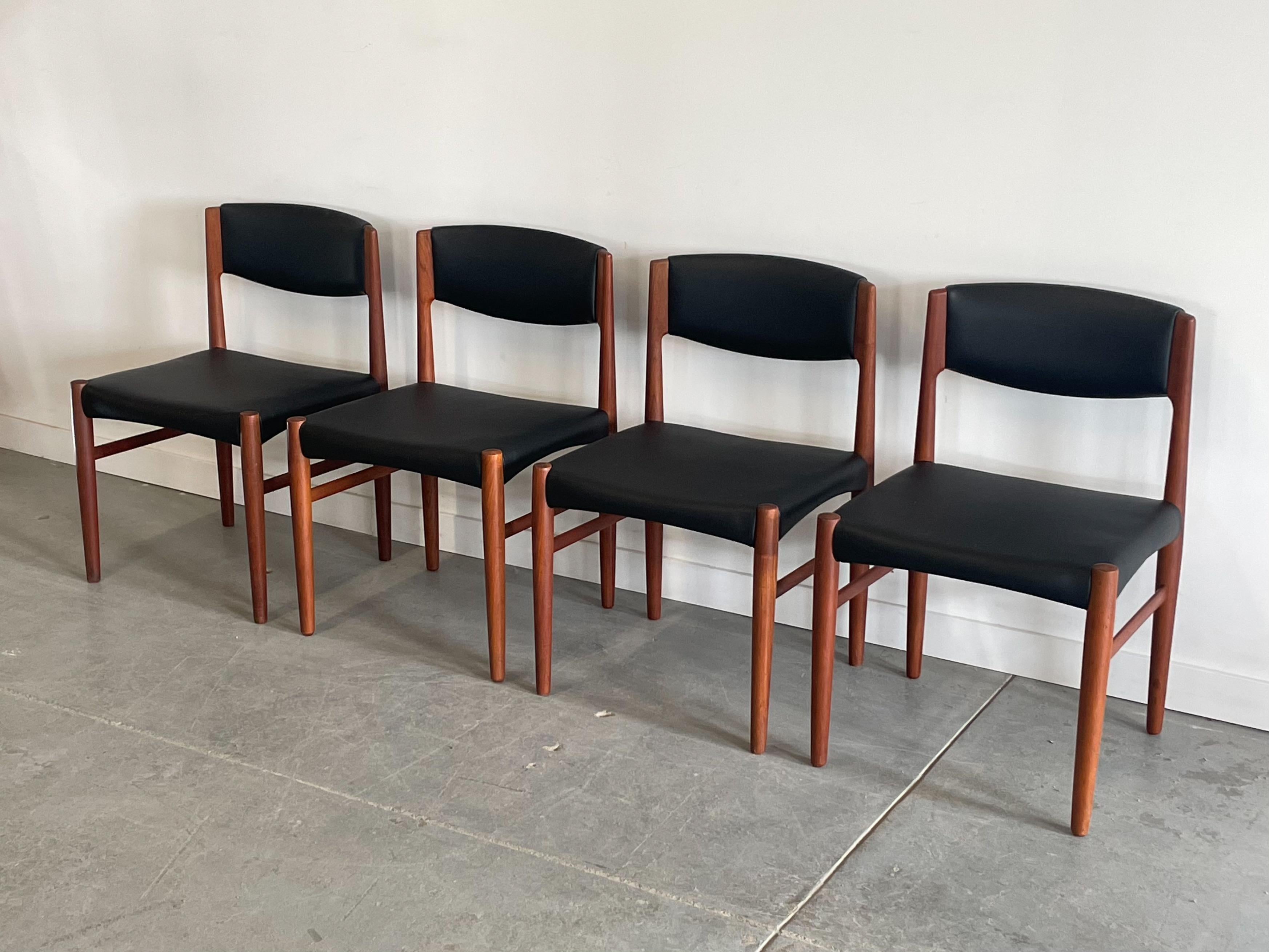Scandinave moderne Quatre chaises de salle à manger danoises en teck avec tapisserie noire de Glostrup Mobelfabrik