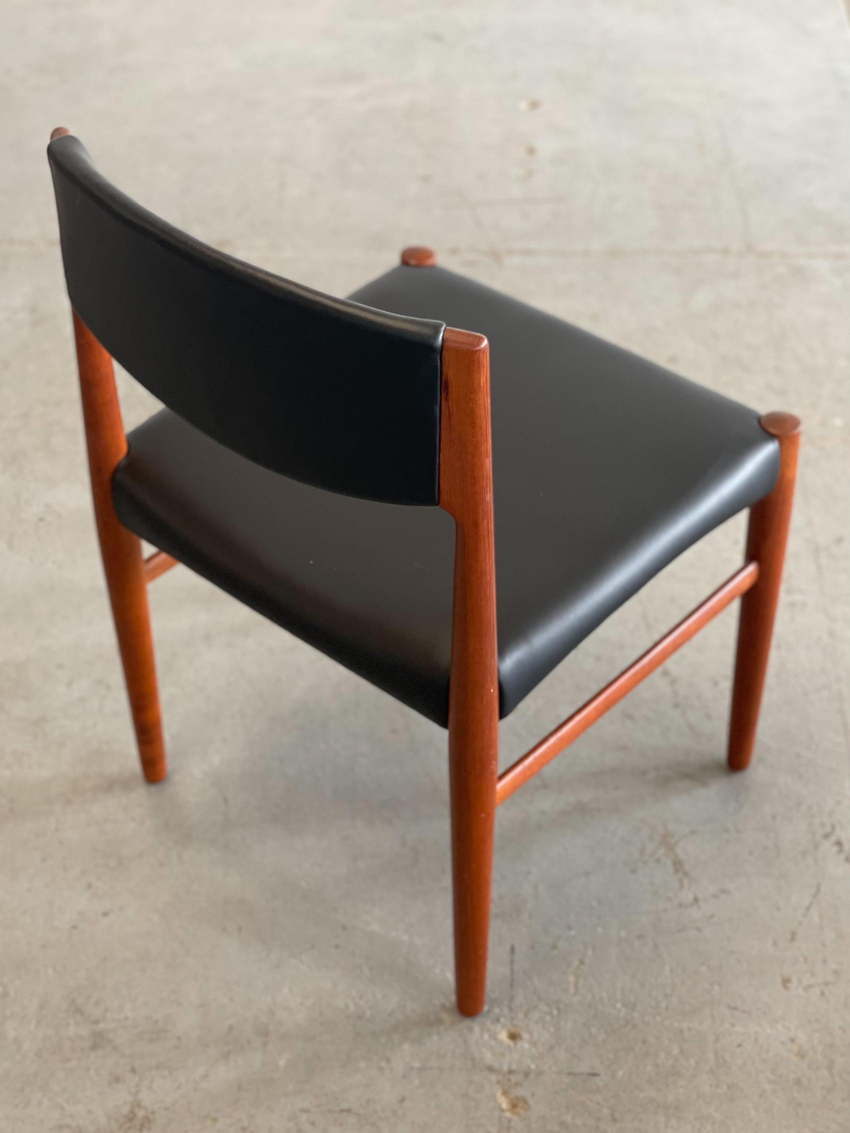 Danois Quatre chaises de salle à manger danoises en teck avec tapisserie noire de Glostrup Mobelfabrik