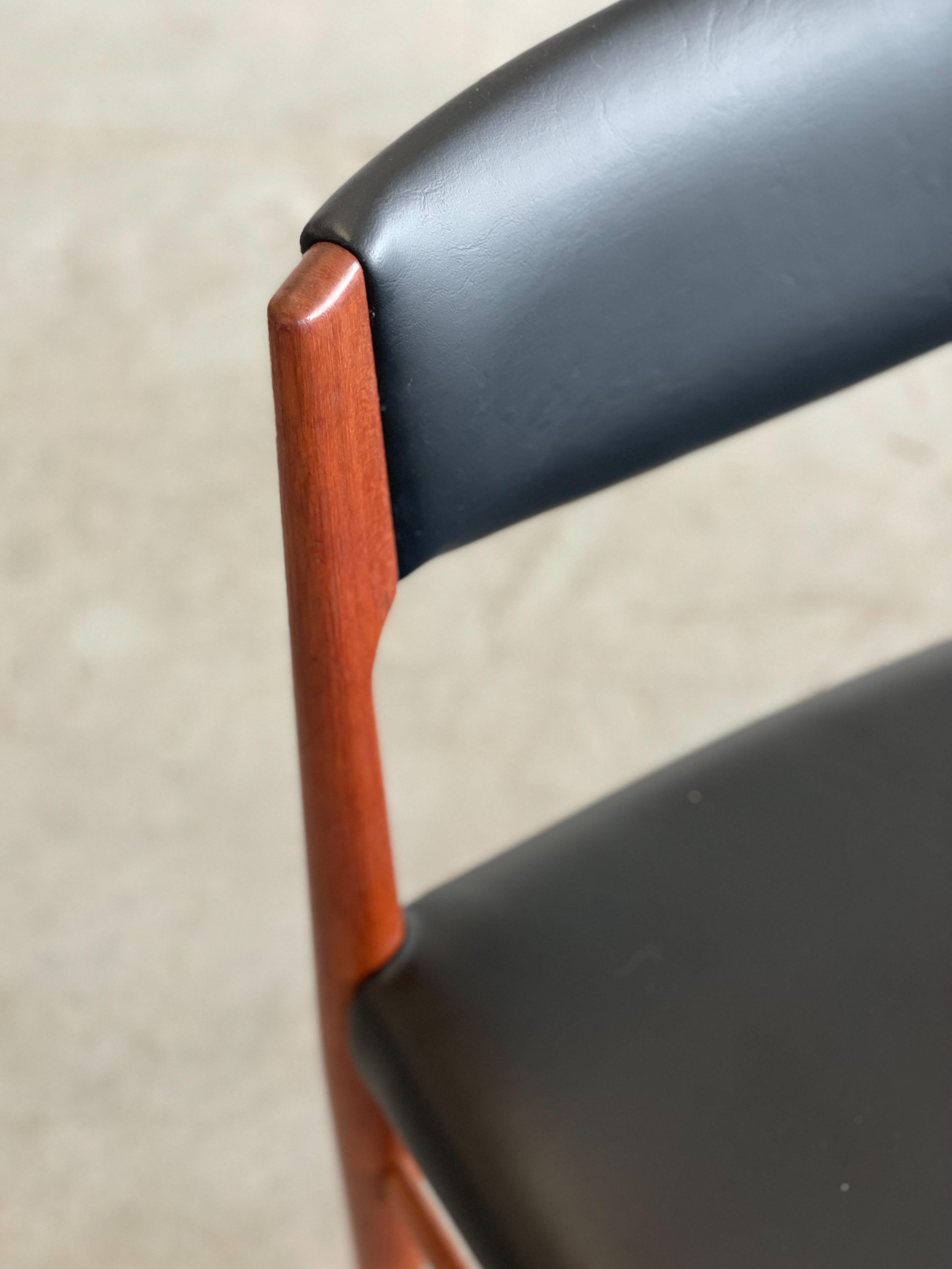 Travail du bois Quatre chaises de salle à manger danoises en teck avec tapisserie noire de Glostrup Mobelfabrik