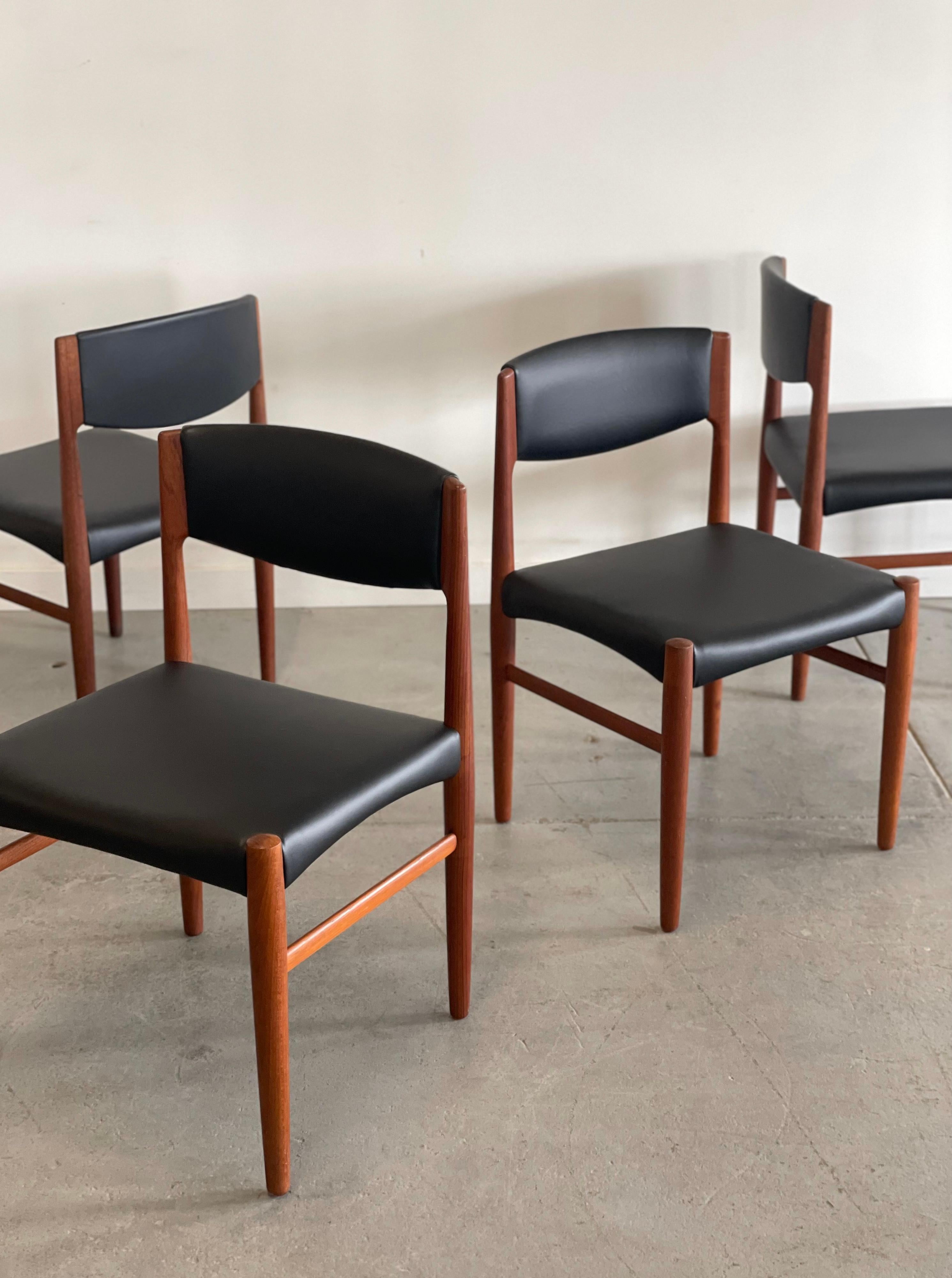 Quatre chaises de salle à manger danoises en teck avec tapisserie noire de Glostrup Mobelfabrik Bon état à Winnipeg, MB