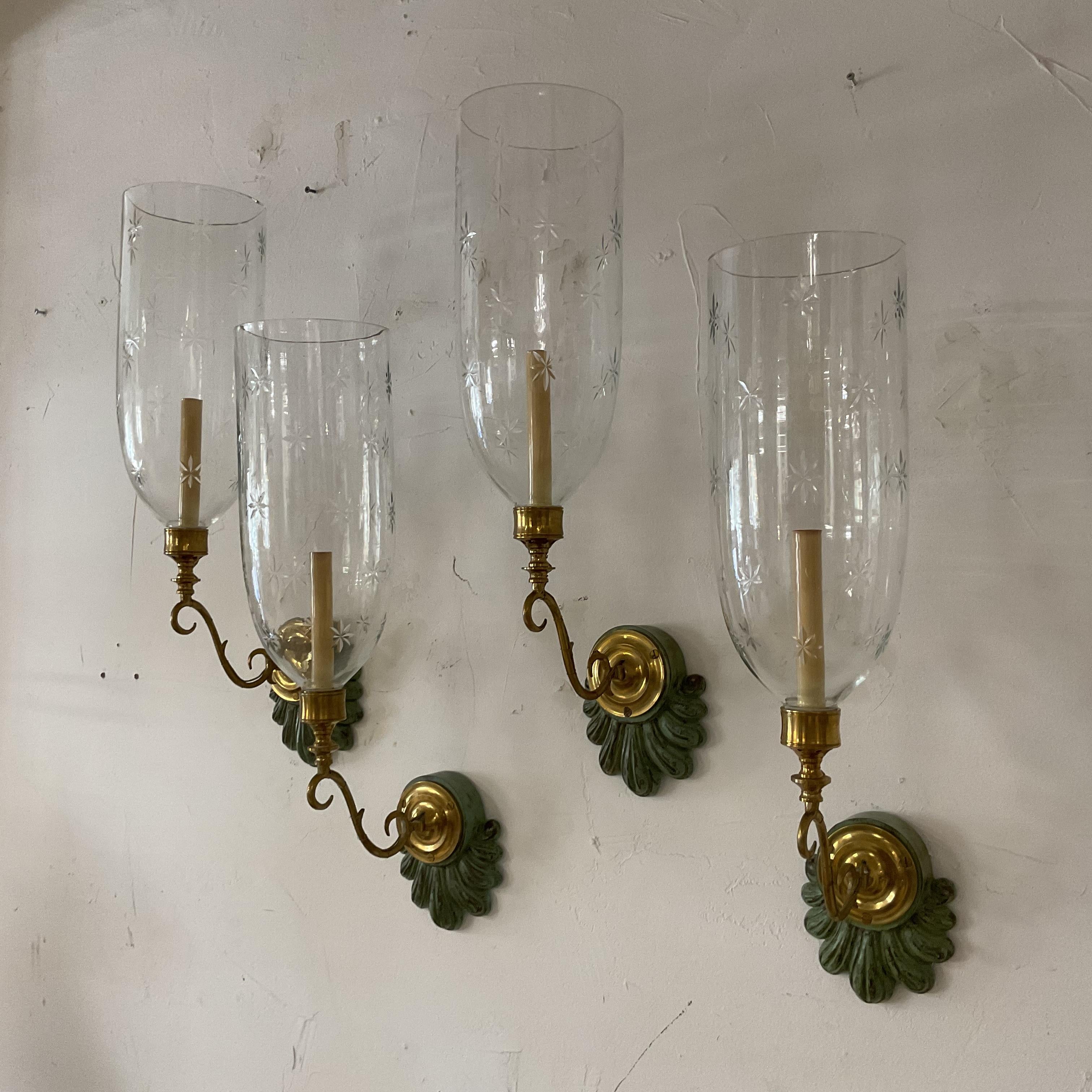Sobresaliente juego de 4 candelabros de concha de caoba tallada David Dunkin con accesorios de latón y grandes globos originales en forma de estrella. Cuando están encendidas, las estrellas se reflejan en la pared. 