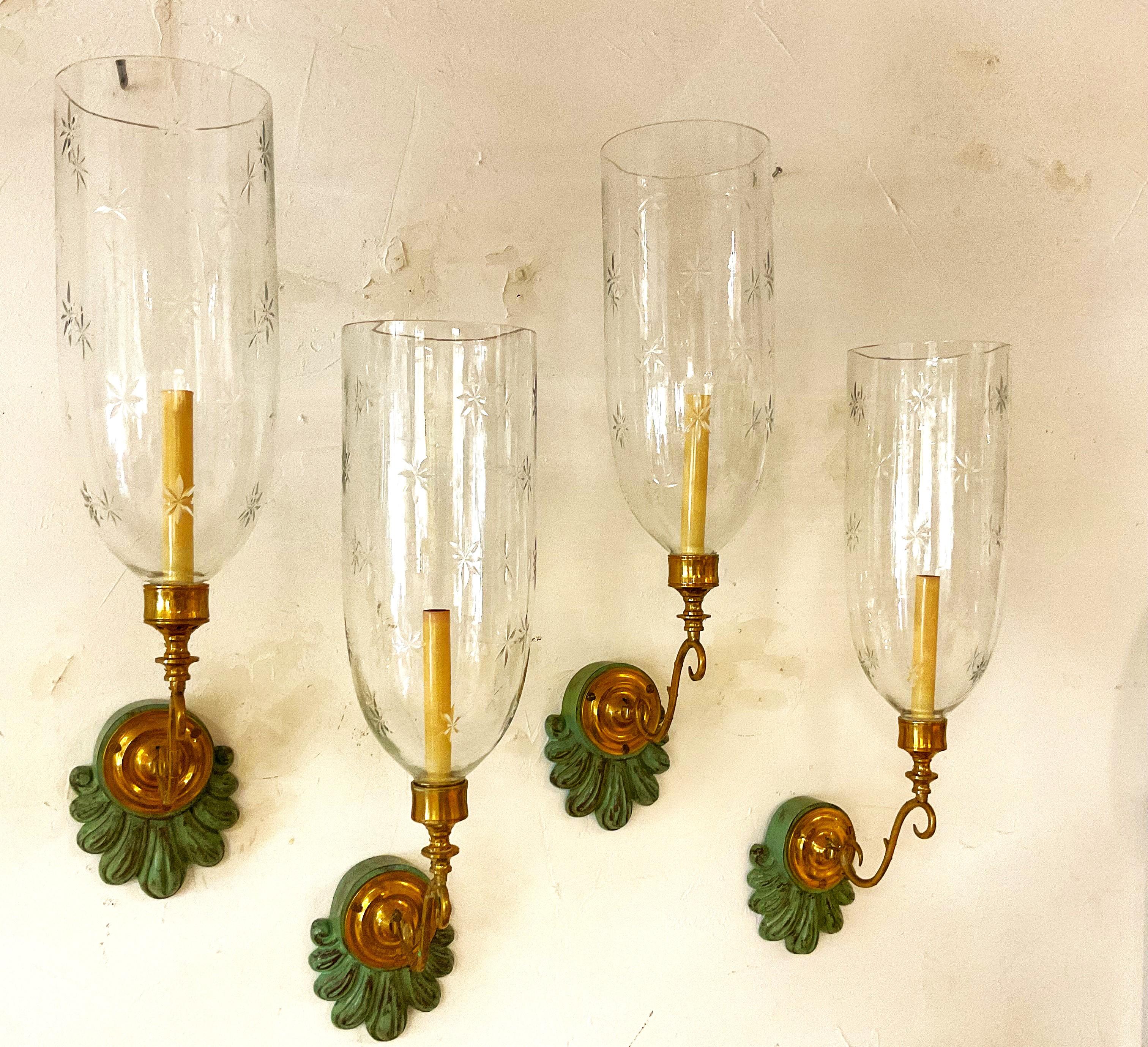 Cuatro candelabros de madera festoneada y latón macizo David Dunkin Globos de estrella originales Regencia de Hollywood en venta