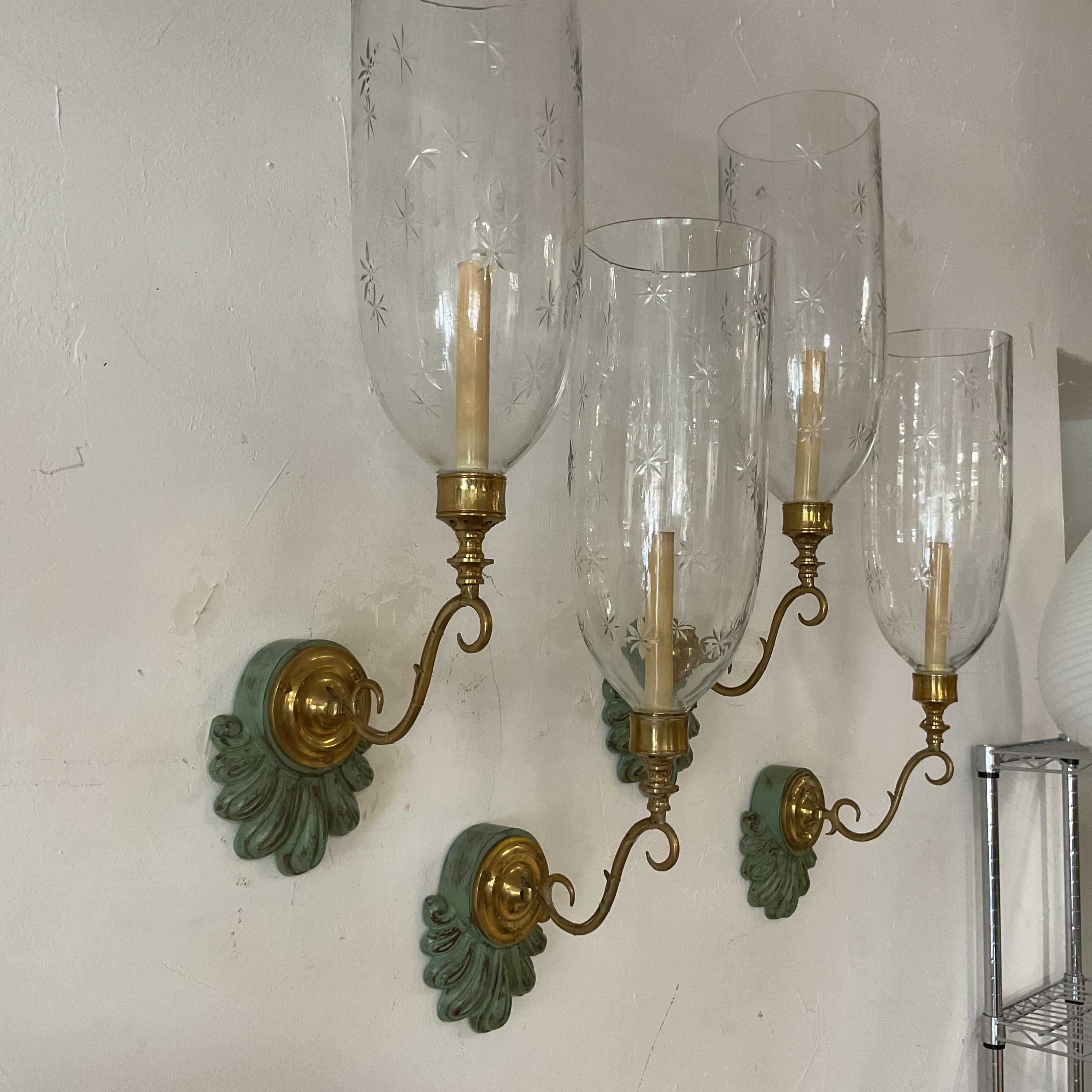 Cuatro candelabros de madera festoneada y latón macizo David Dunkin Globos de estrella originales Francés en venta