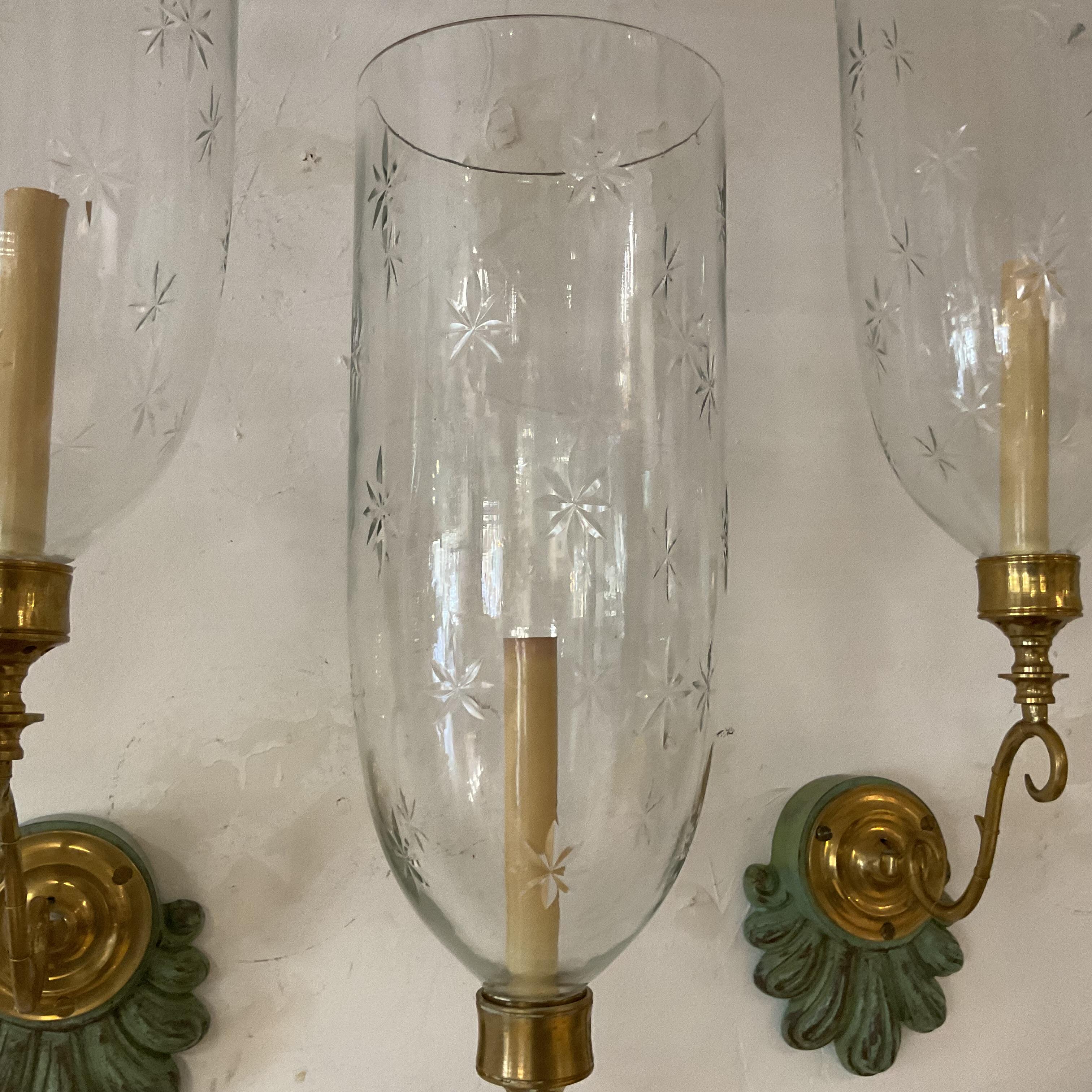 Cuatro candelabros de madera festoneada y latón macizo David Dunkin Globos de estrella originales Tallado a mano en venta