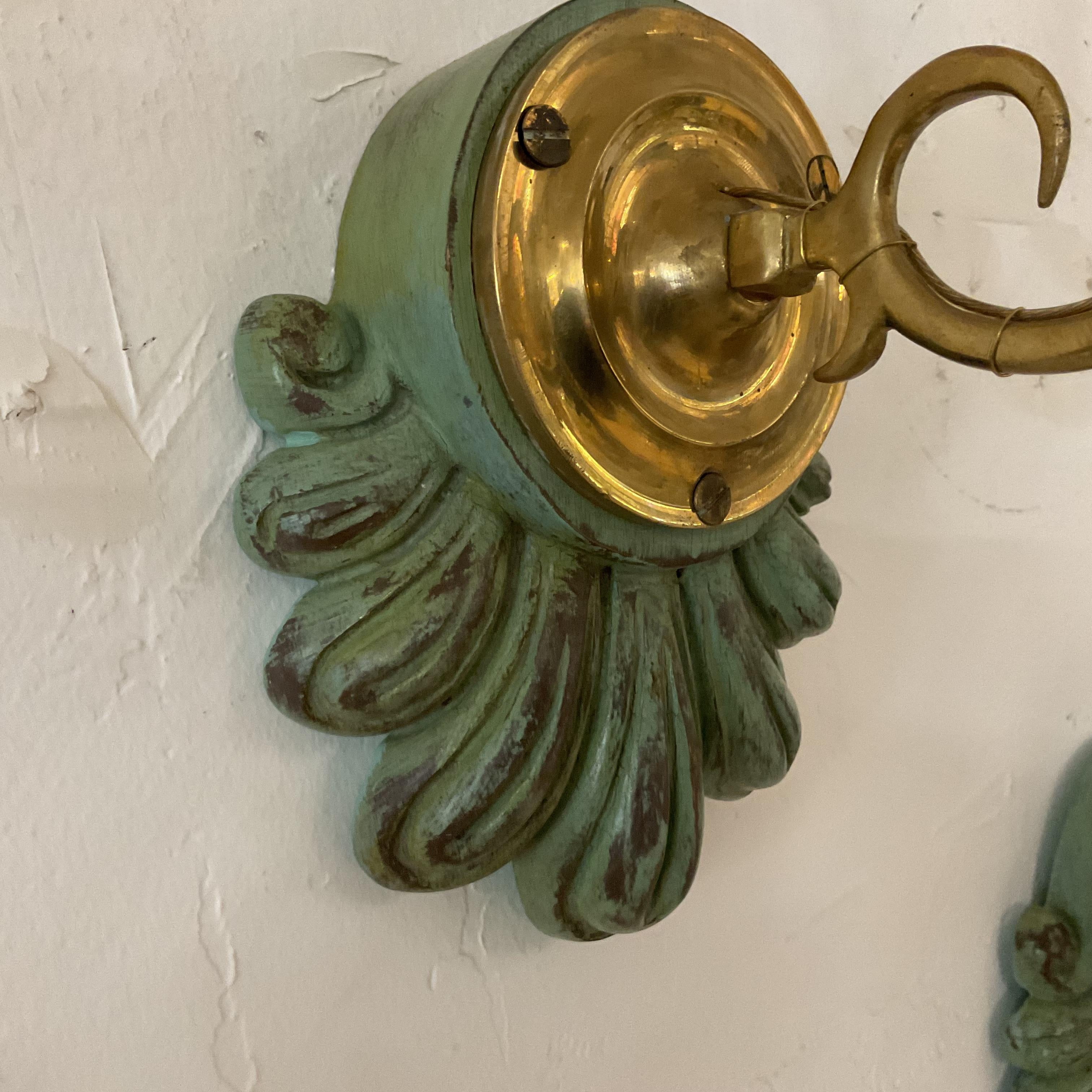 Cuatro candelabros de madera festoneada y latón macizo David Dunkin Globos de estrella originales en Excelente estado para la venta en West Palm Beach, FL